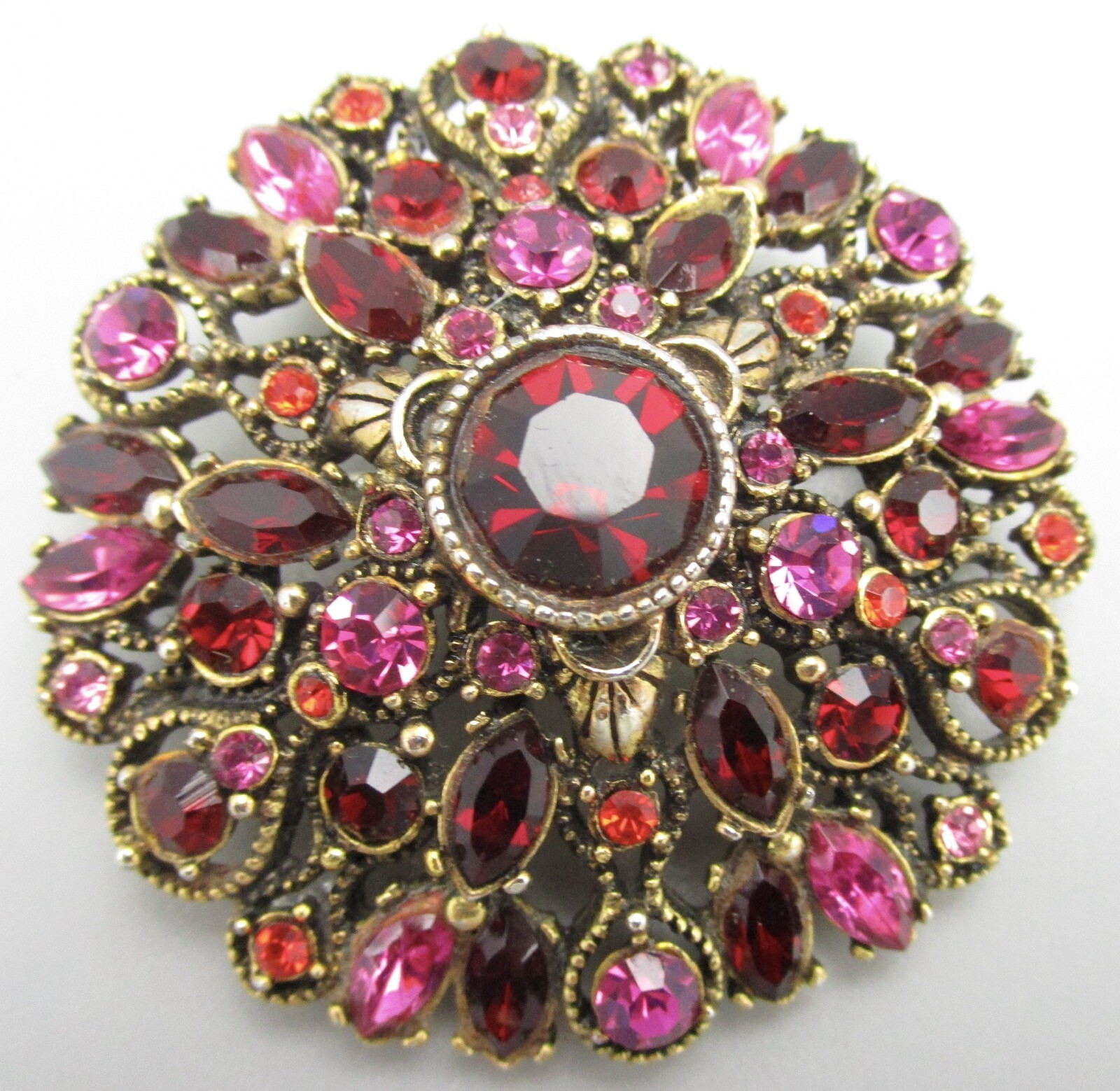 UNUSUAL HOLLYCRAFT GOLTONE RED FUCHSIA RHINESTONE CLUSTER BROOCH PIN