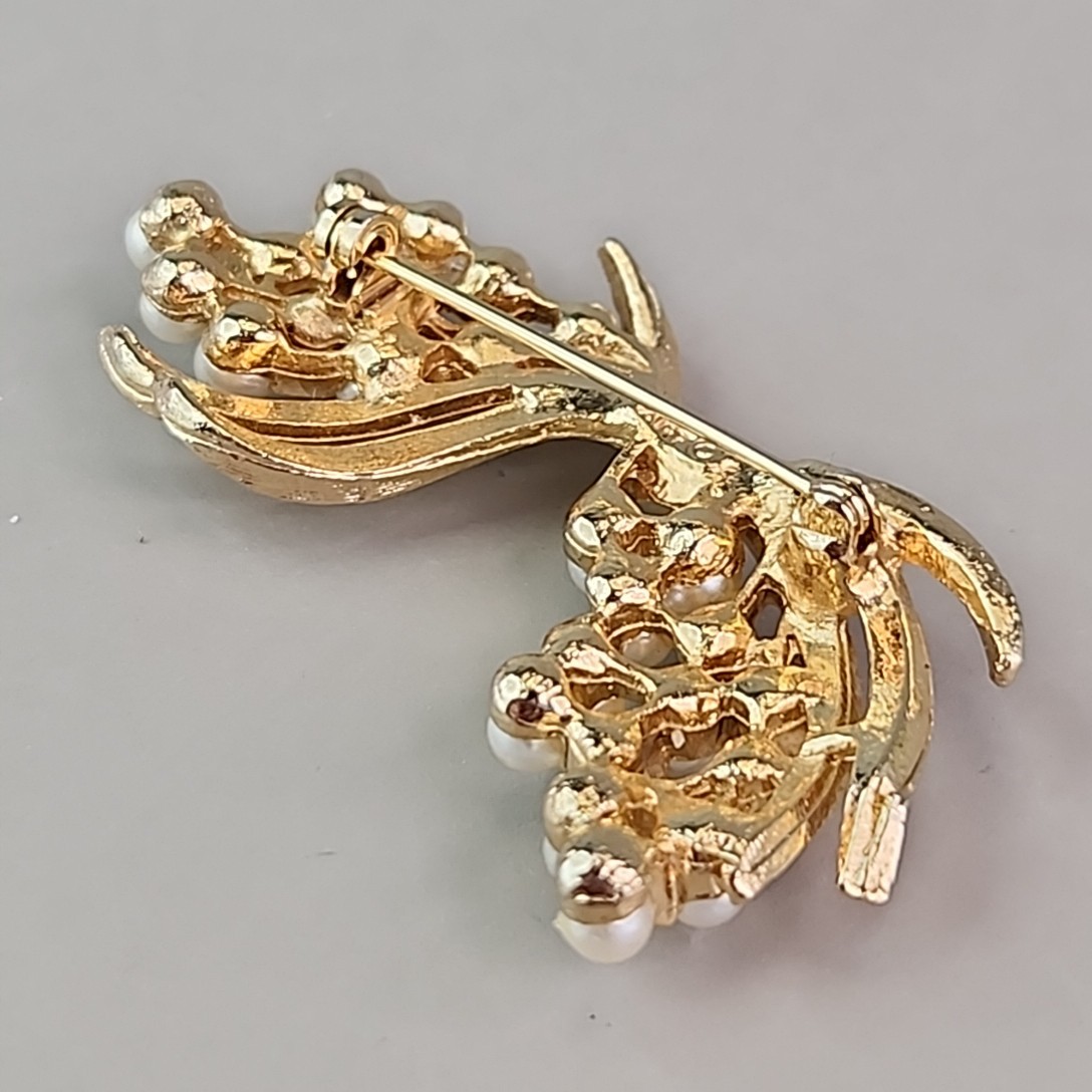 Vintage Arthur Pepper Brooch Imitation Pearls Brushed Gold Tone Ribbons Art 2″