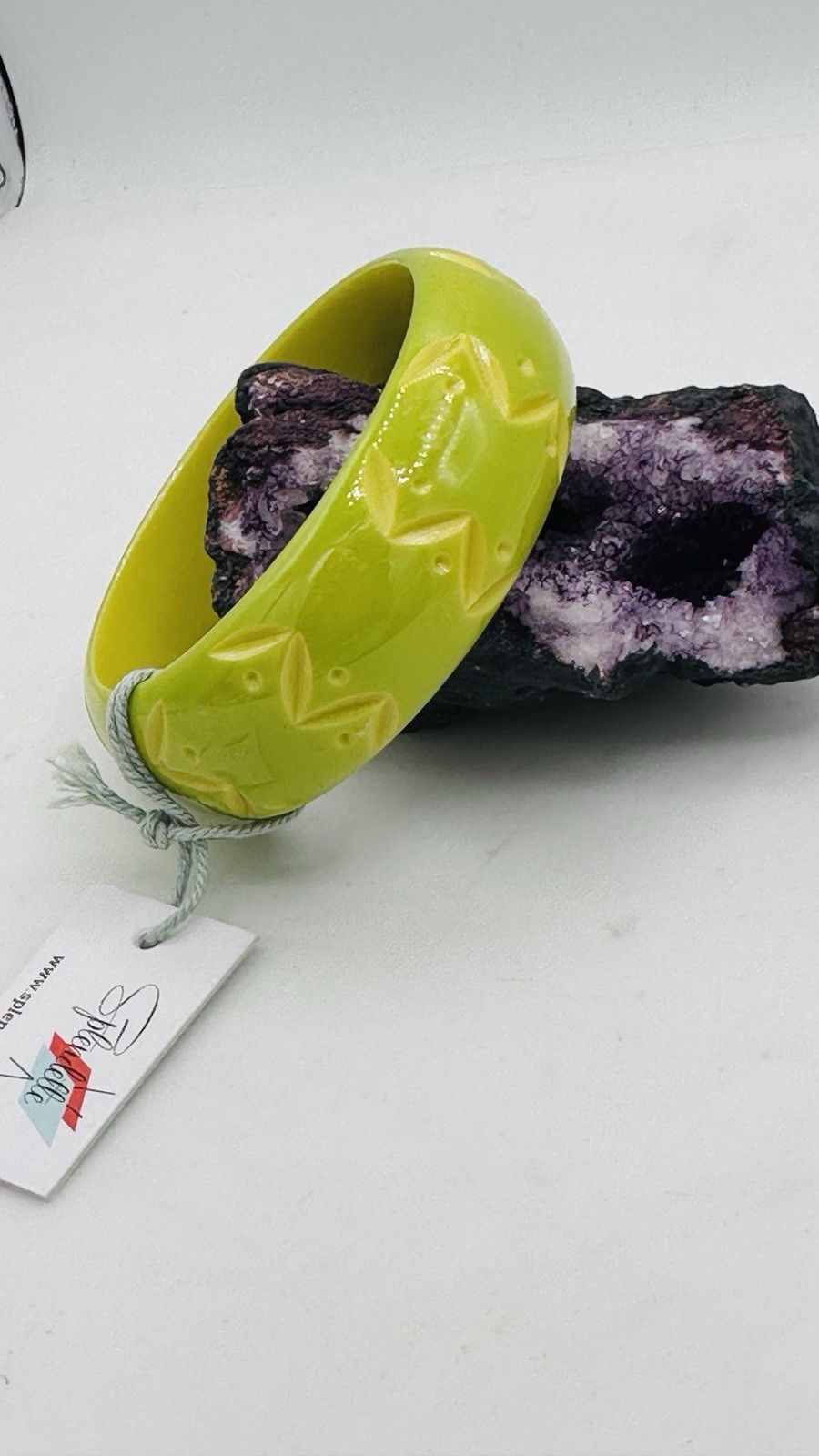 Splendette Wide Lime Green Carved Duchess Bangle Bracelet Fakelite Retro Resin
