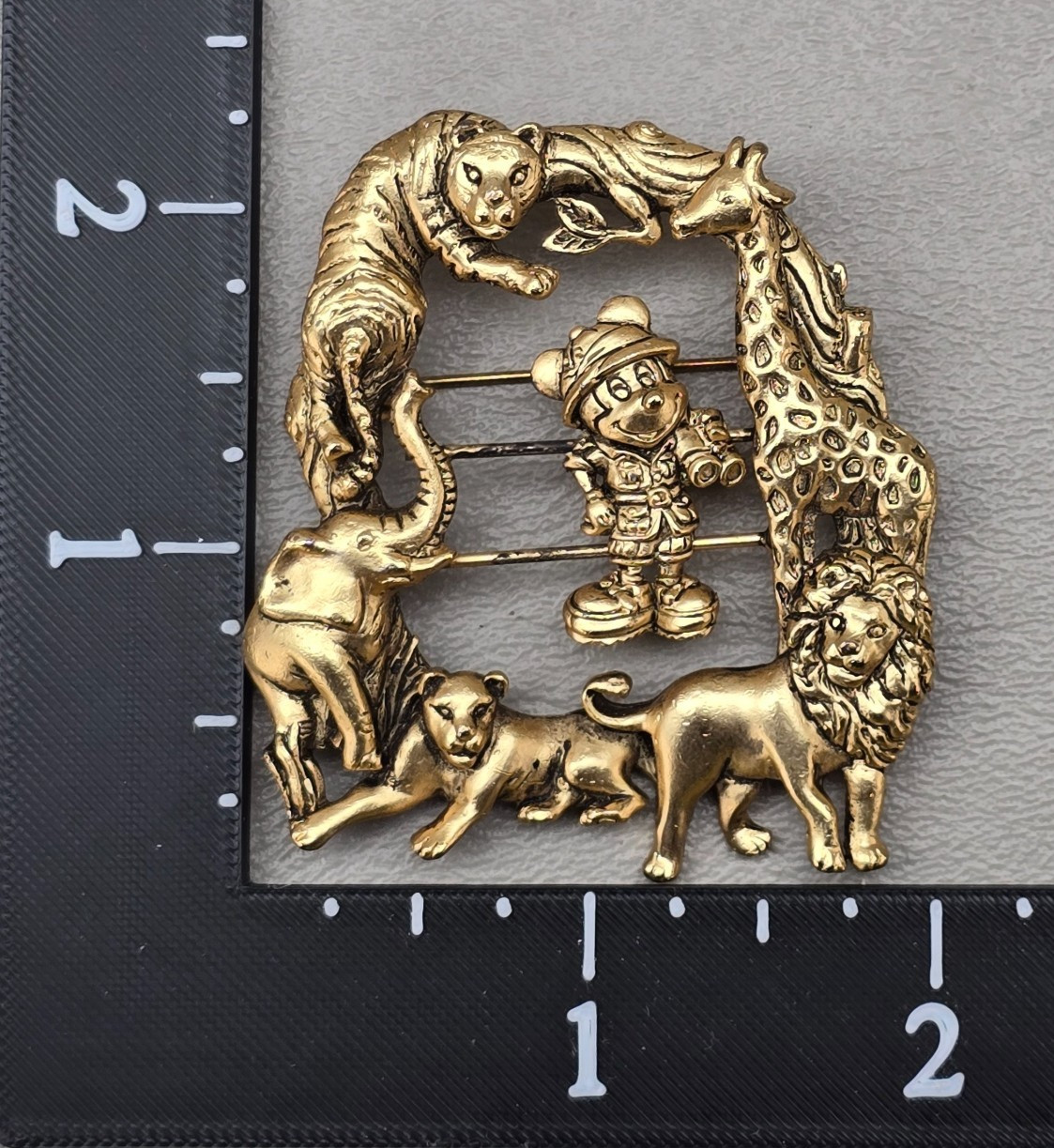 Disney Micky Brooch Pin 1990 Safari Animals Gold Tone Lion Giraffe