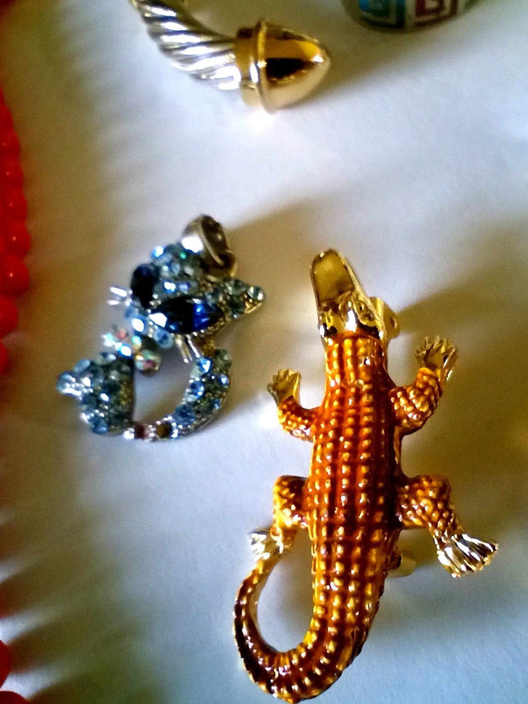 Vintage MIXED JEWELRY LOT BROOCHES,PENDANT, BRACELETS, RING,NECKLACE,EARRINGS
