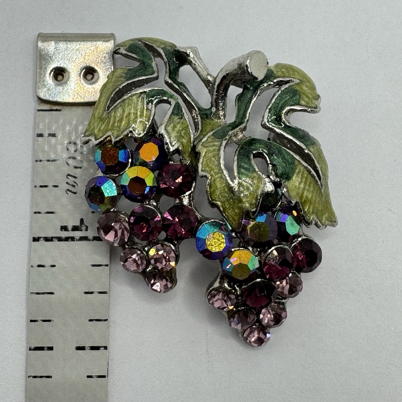 NICE Vintage Enamel Purple AB Iridescent Rhinestone Grapes Vine Brooch Pin 1.5”