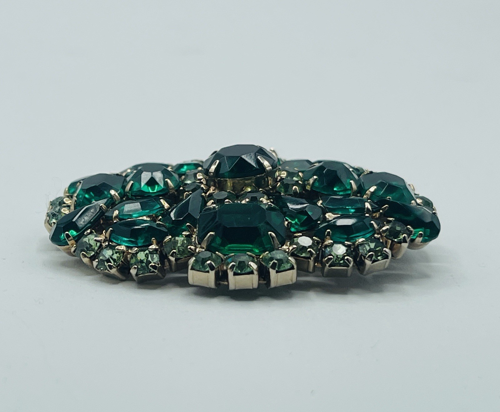 Vintage Unsigned Silver Tone Brooch w/Emerald & Lime Green Prong Set Crystals
