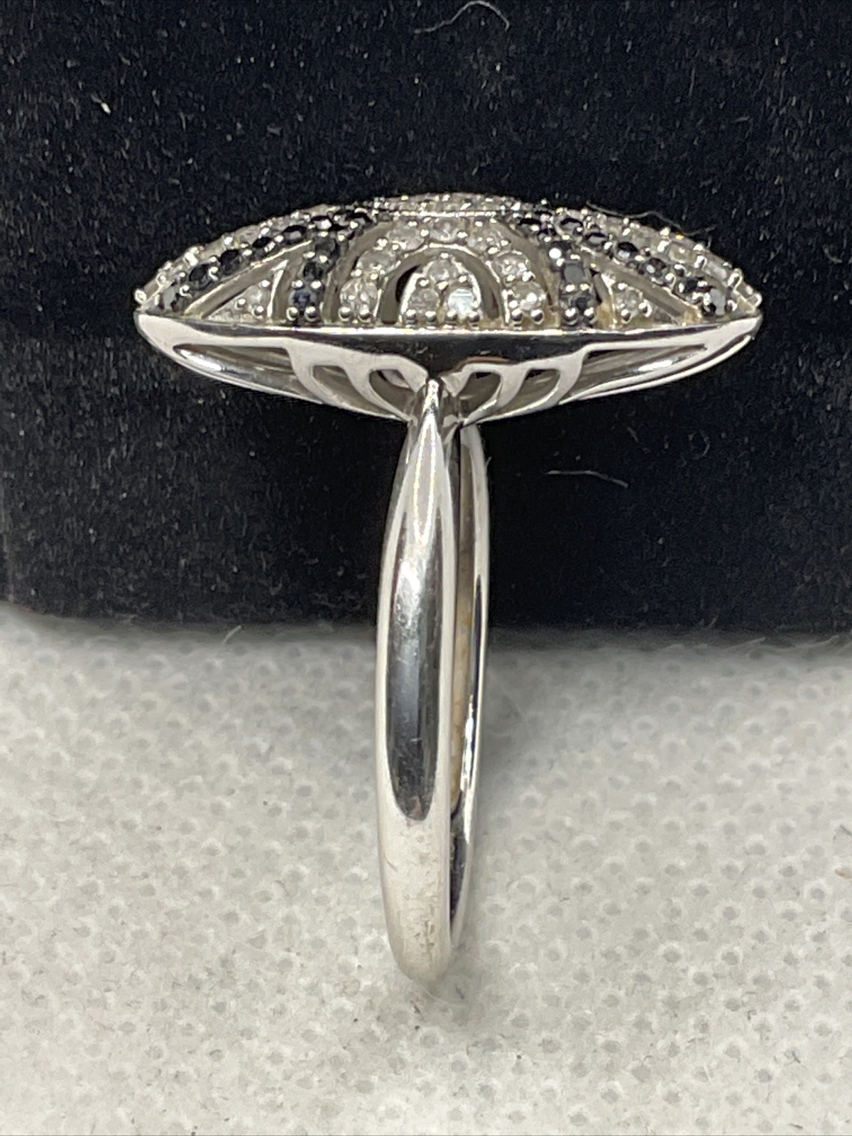 VINTAGE Solid 10K White Gold Black & White Diamonds DOME Style Ladies Ring 4gr.