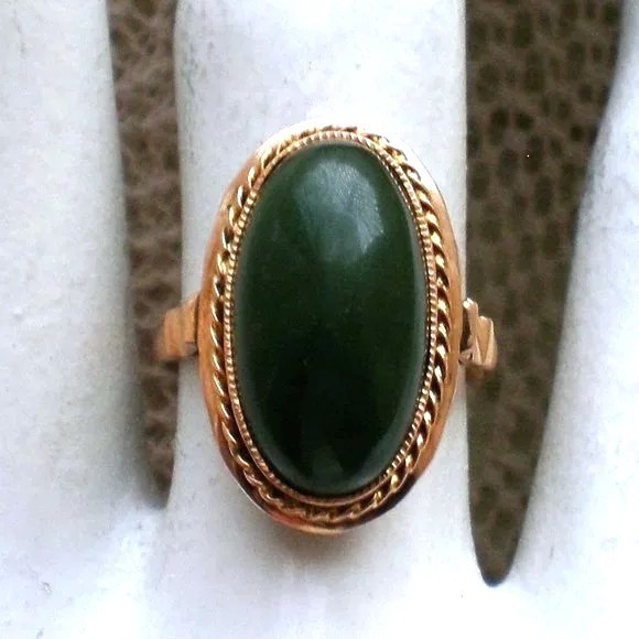 Vintage Solid 18K Rose Pink Gold Bezel Set Green Nephrite Jade Cocktail Ring