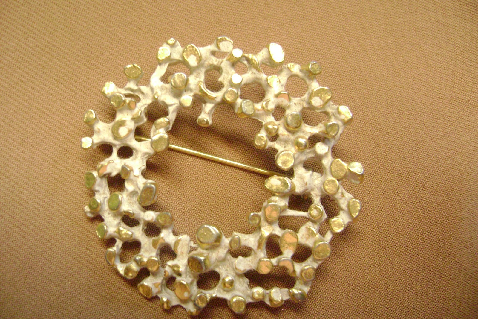 VINTAGE ROBERT ZENTALL BRUTALIST WHITE ENAMEL GOLD TONE BROOCH