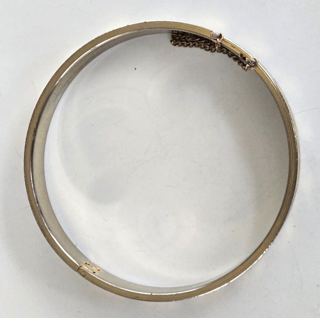 Vintage Diamond Cut Star Gold Tone Hinged Bangle Bracelet 7.25″ w/ Safety Chain