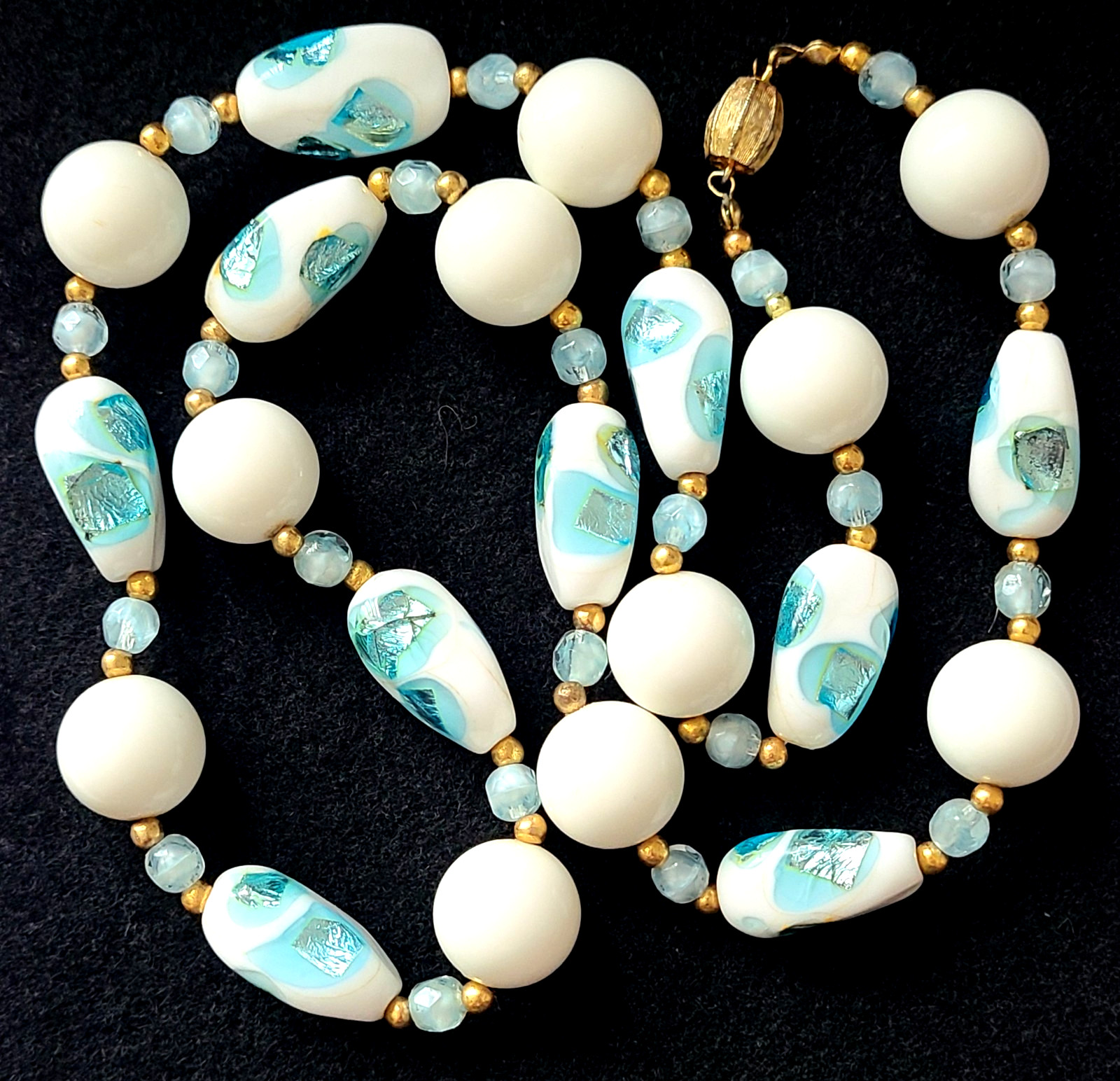 VINTAGE STUNNING VENETIAN STYLE MILK AQUA BLUE FOIL ART GLASS NECKLACE