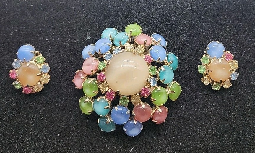 Vtg Unsigned Pastel Multi Colored Moonstone Cabochon Rhinestone Brooch Gold Tone