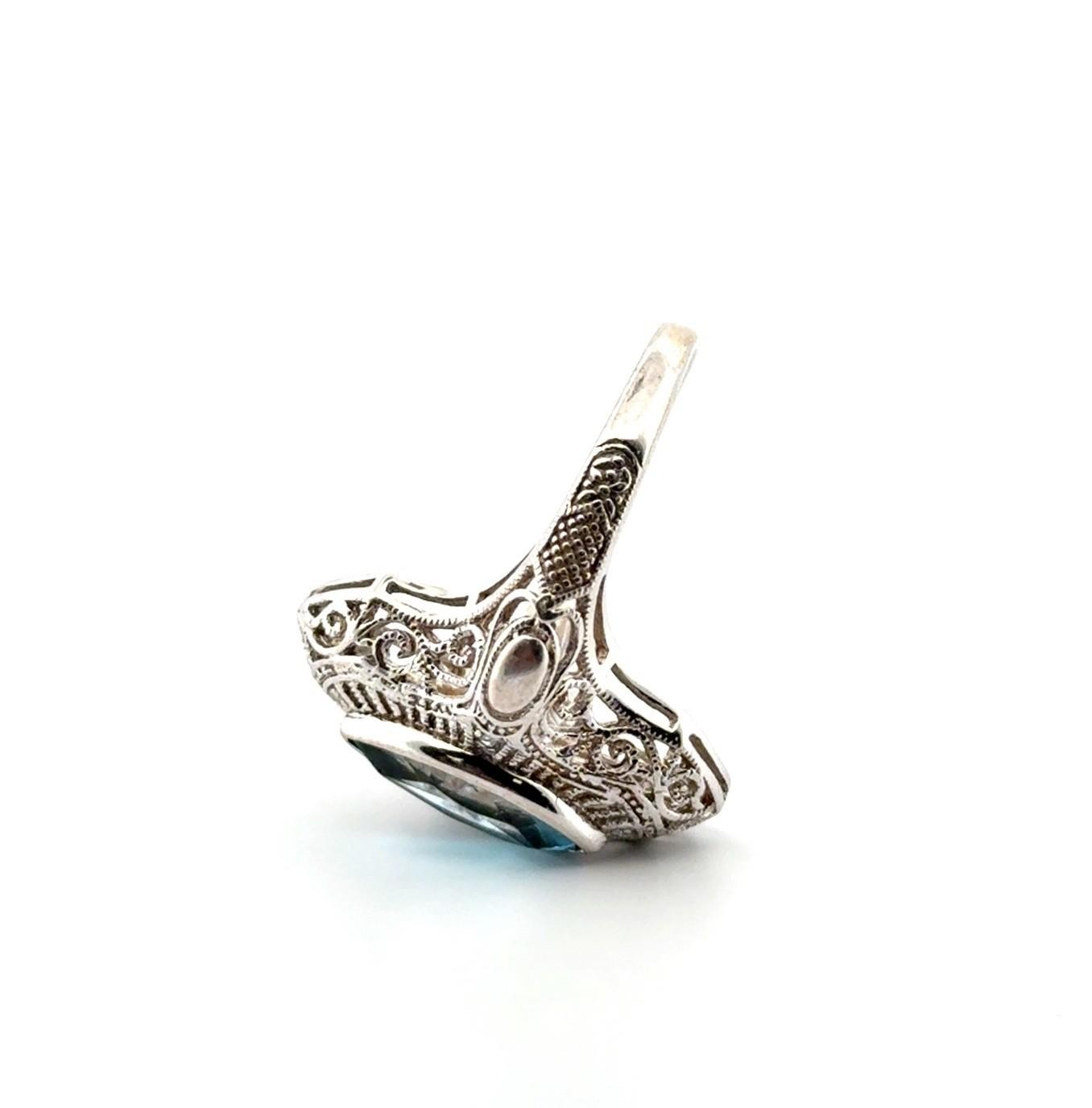 Size: 8 Vintage 10k White Gold Filigree Open Work Blue Topaz Ring 4.3g