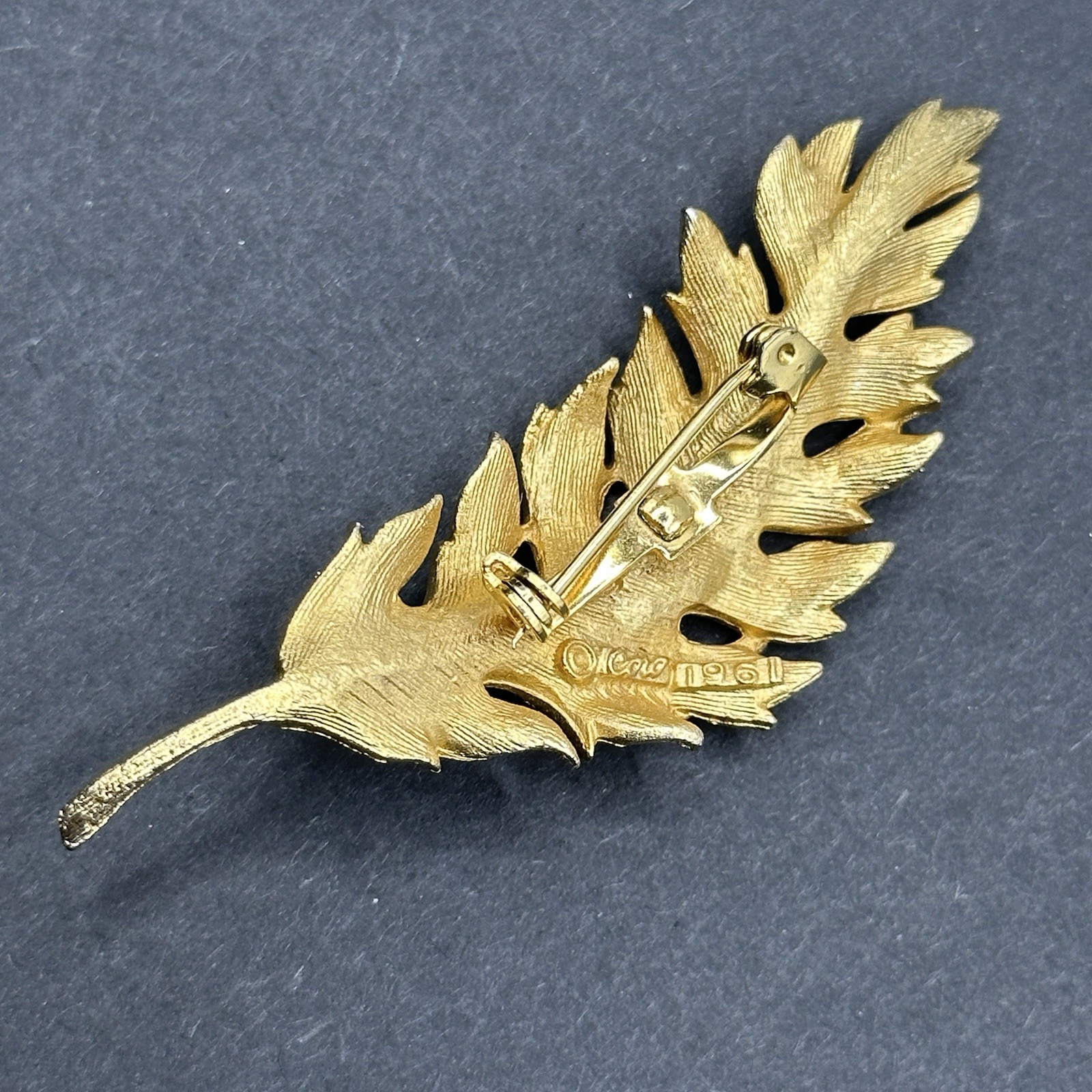 Coro Signed Vintage Leaf Brooch Pendant J44G