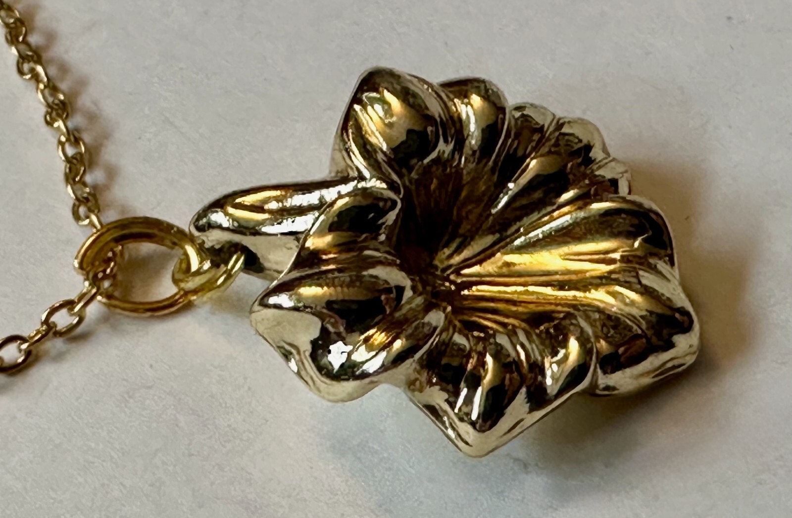 Vintage JEWELRY SET flower gold tone plastic charm 1″ necklace l8″ GP & EARRING