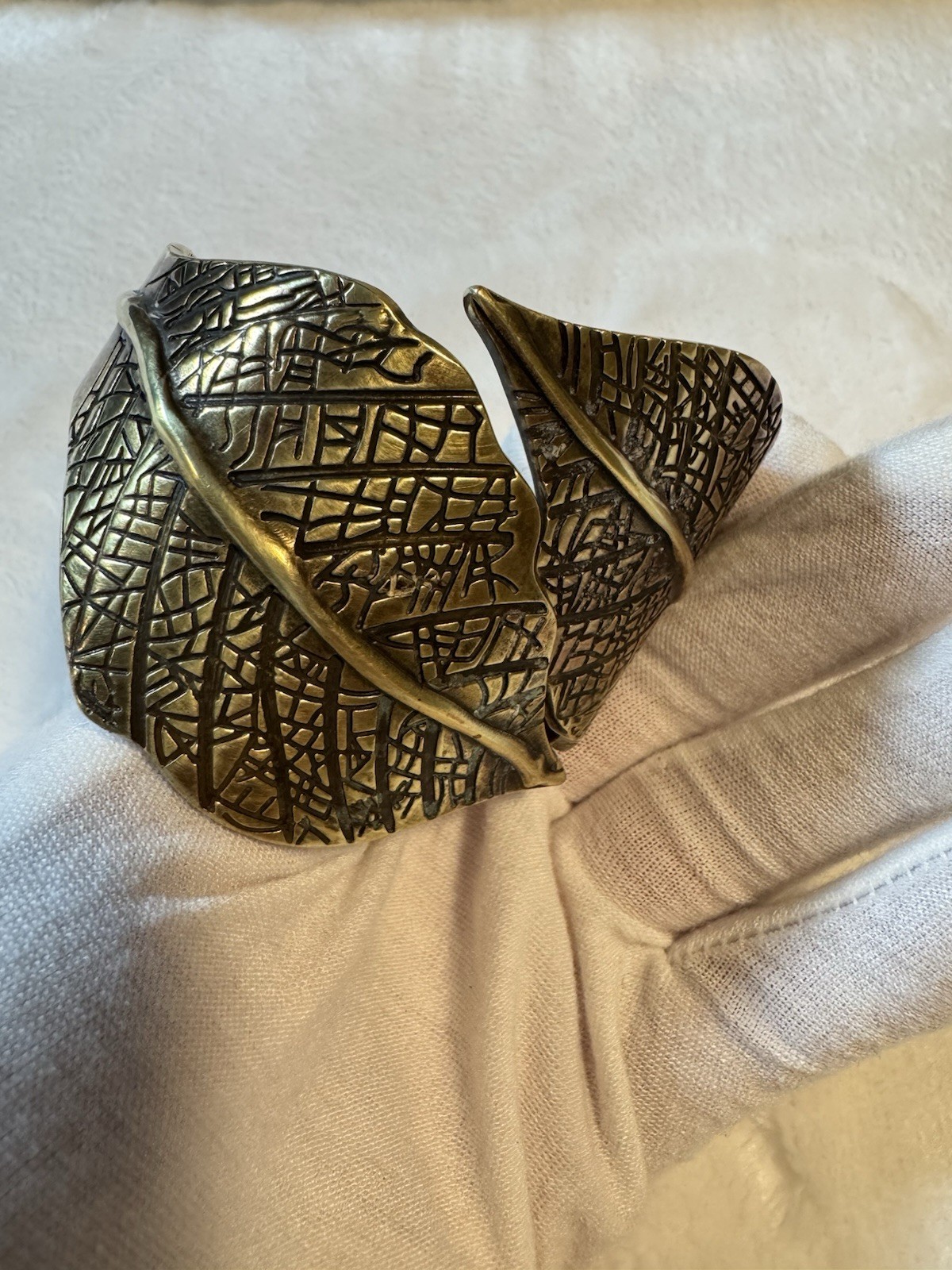Vintage leaf Cuff Bracelet With A Hinge Opening For Easy Style