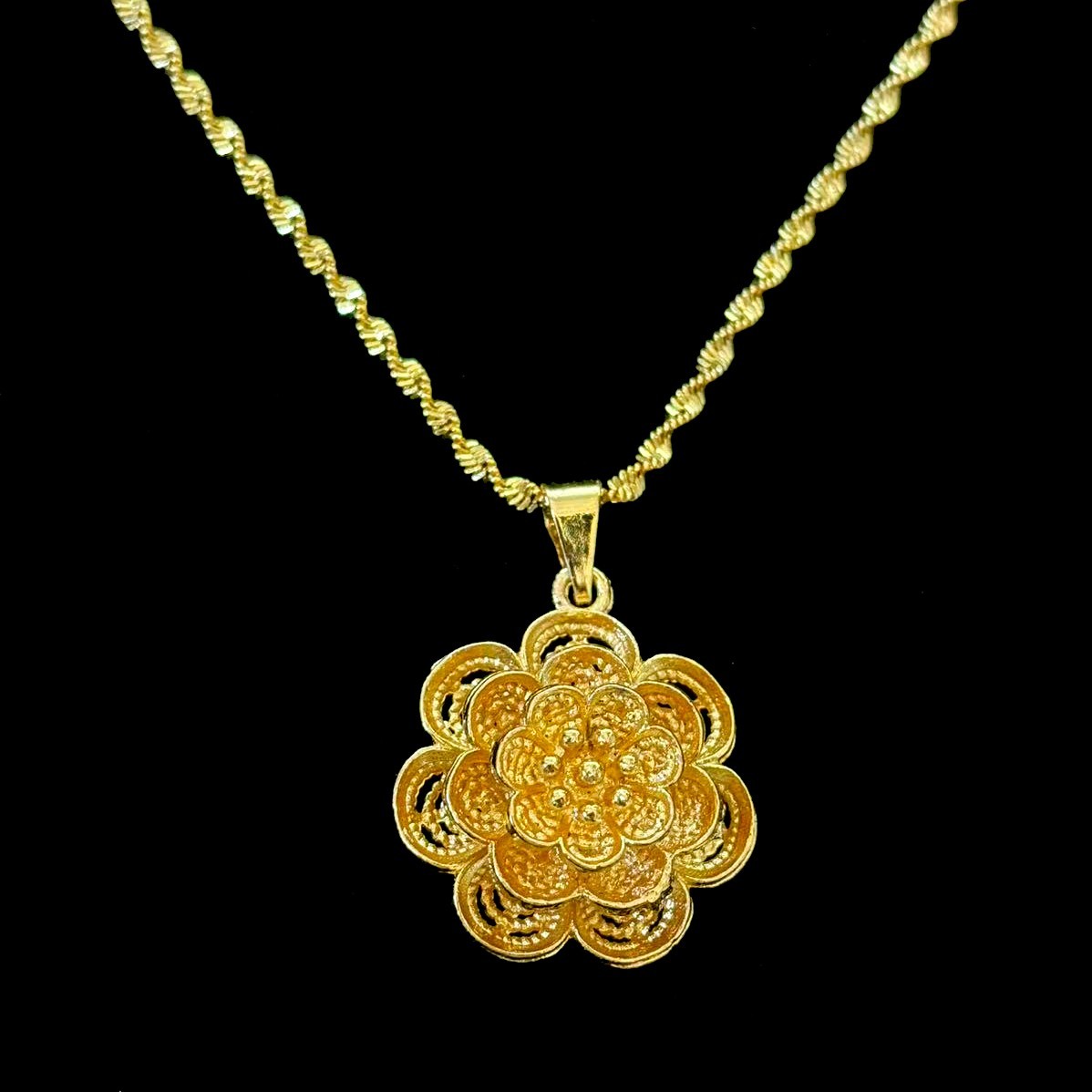 VTG Flower Hollowed-out Gold-plated (NOT SURE) Pendant Necklace, marked ‘999’