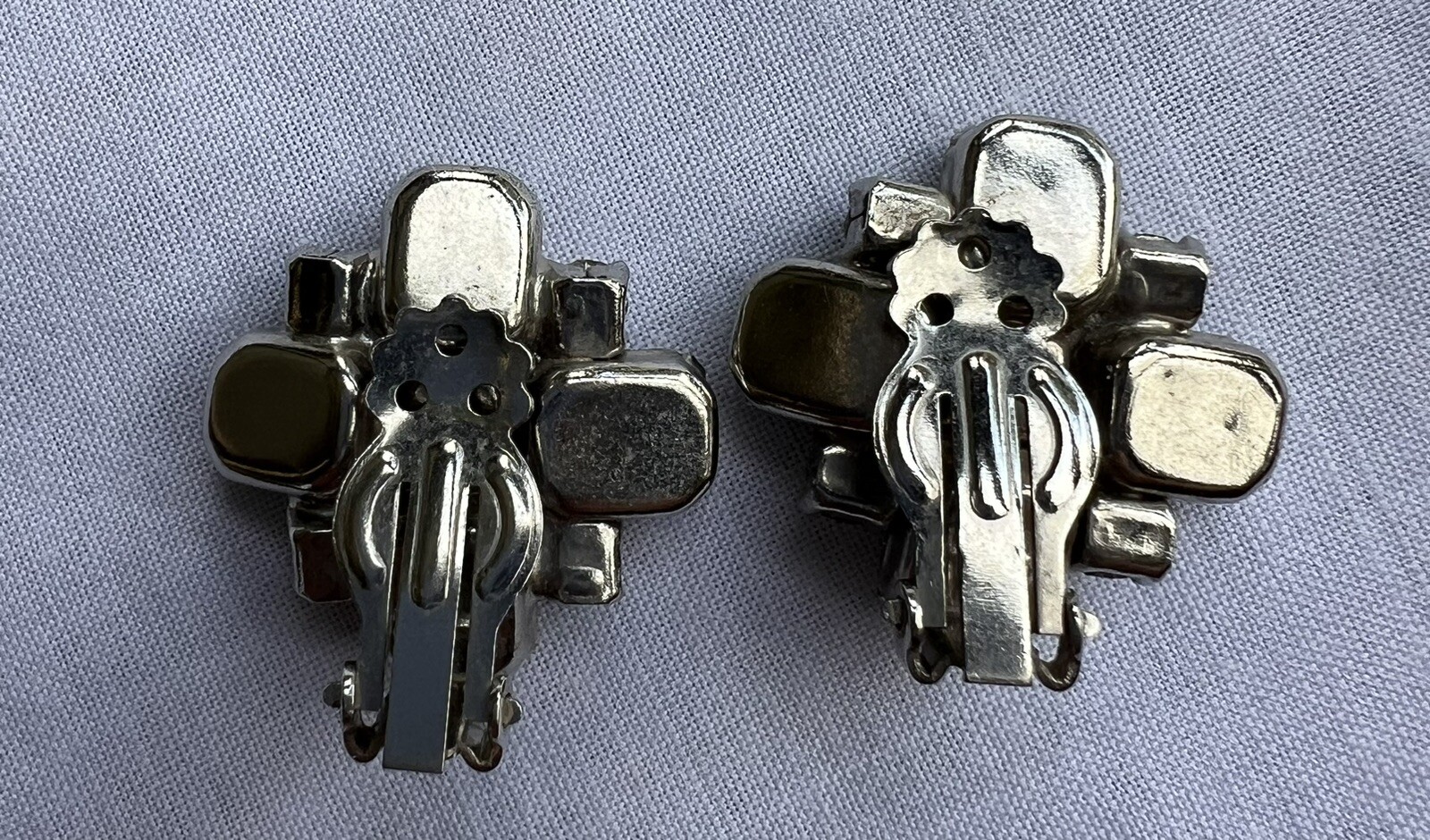 Vintage Flower Rhinestone Clip On Earrings Emerald And Round Cut Clear Prong Set