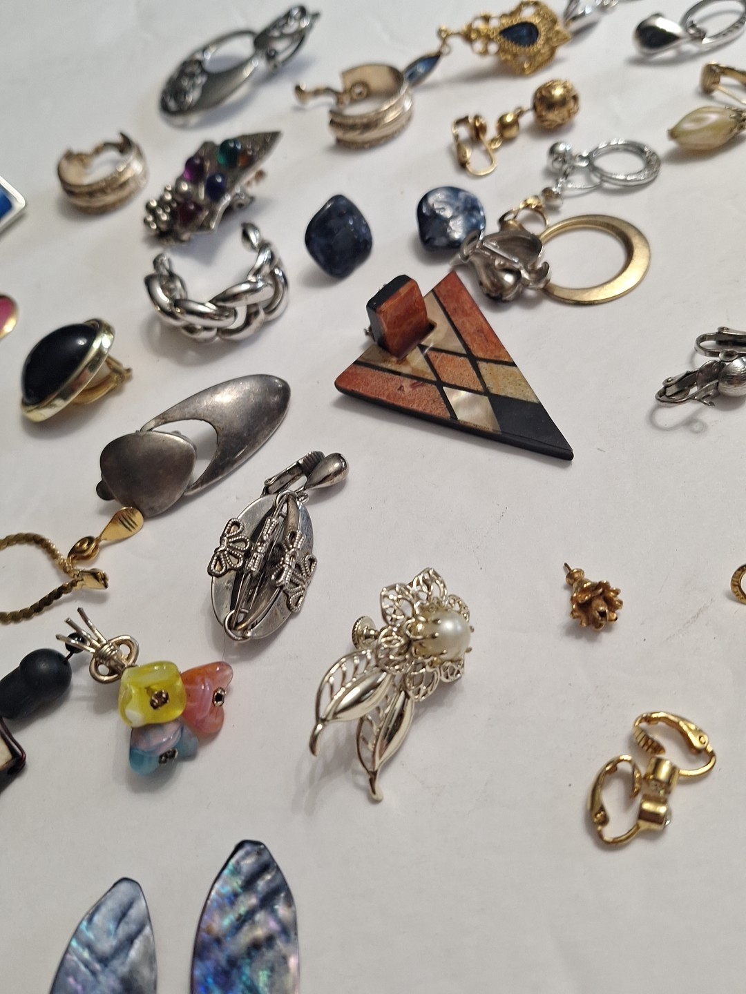 Costume Jewelry Earring Lot 40 pc pre-owned SINGLES AND PAIRS. AS IS . JZ