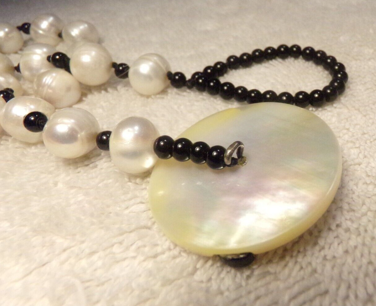 VTG ARTIST LARGE MOTHER OF PEARL FRESHWATER HAND KNOT BLACK ONYX NECKLACE 18.5″