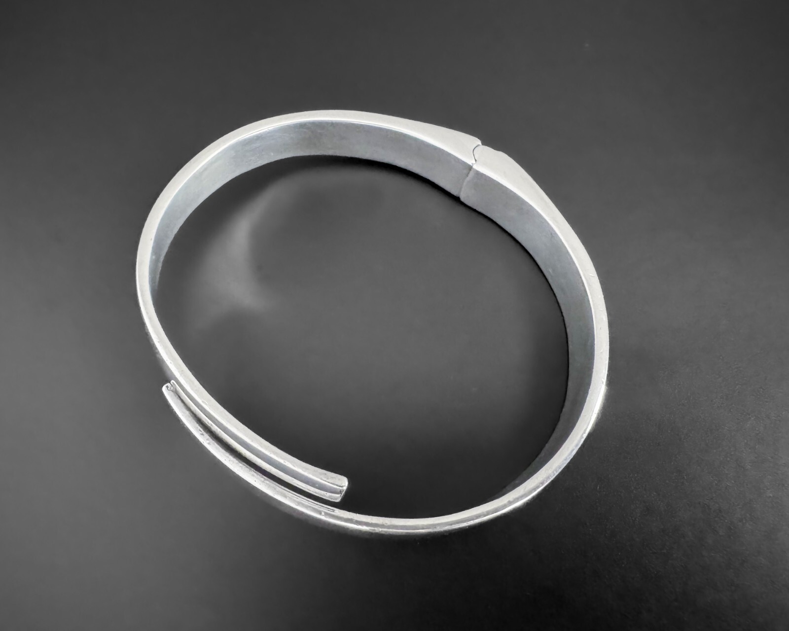 44g Hinged Modernist Vtg Abstract Swirl Wrap Sterling Silver Bar Chunky Bracelet