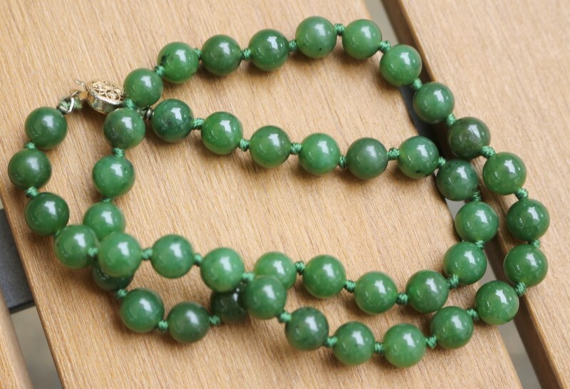 LOVELY VINTAGE SILVER CLASP 8MM GREEN JADE BEAD NECKLACE 17.5″ LONG