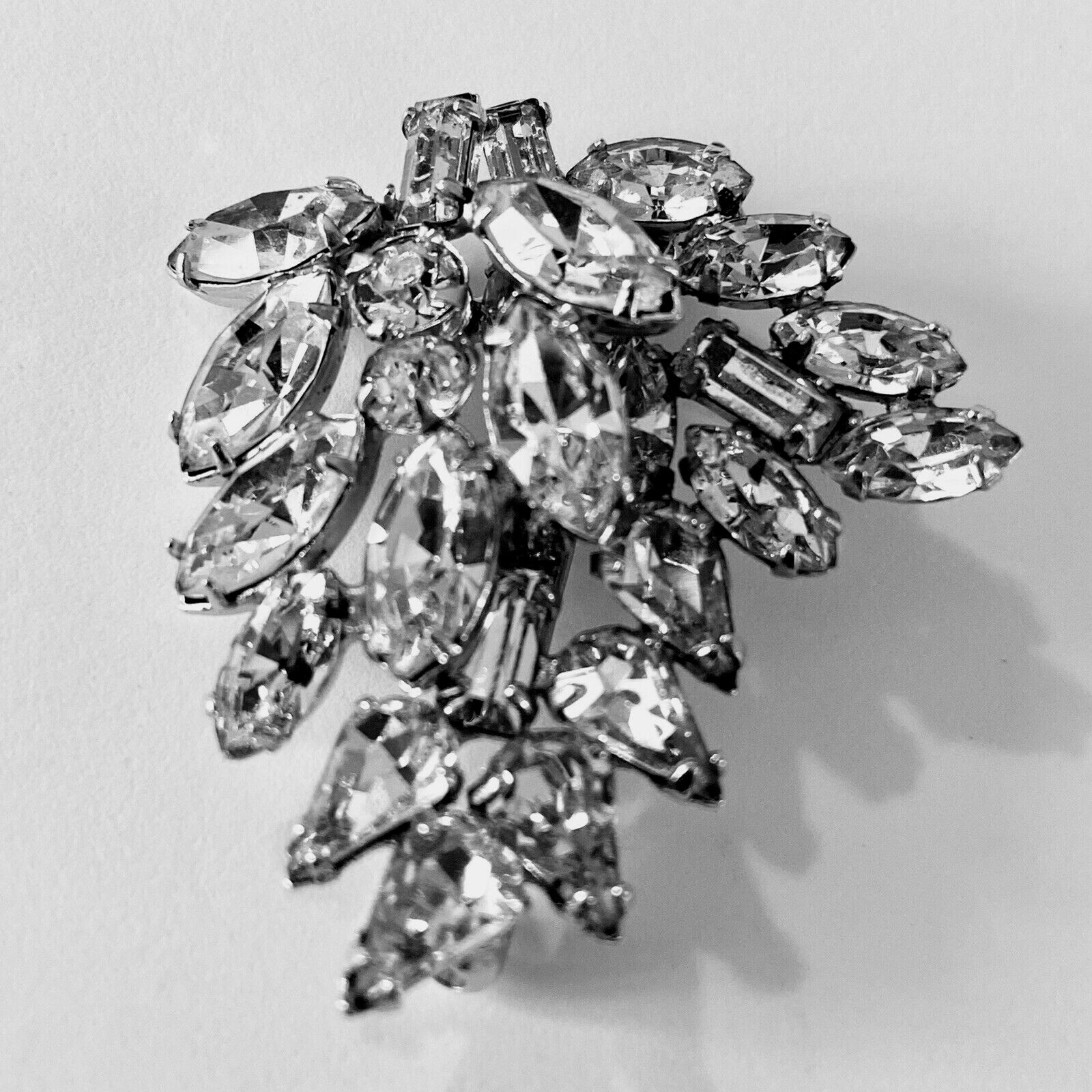 VINTAGE ART DECO SPARKLING FACETED DIFFERENT SHAPES CRYSTALS DESIGNED BROOCH PIN