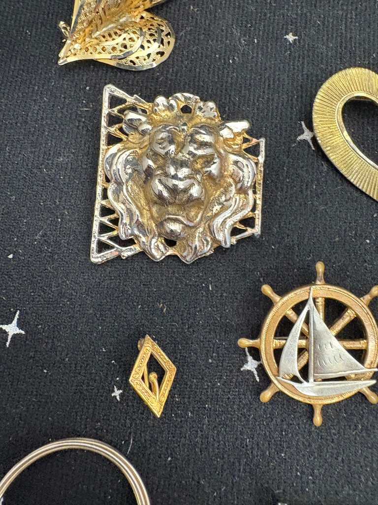 VTG Metal Pins Lot Of 18 Hearts,Stars,Flowers Mostly Gold Color