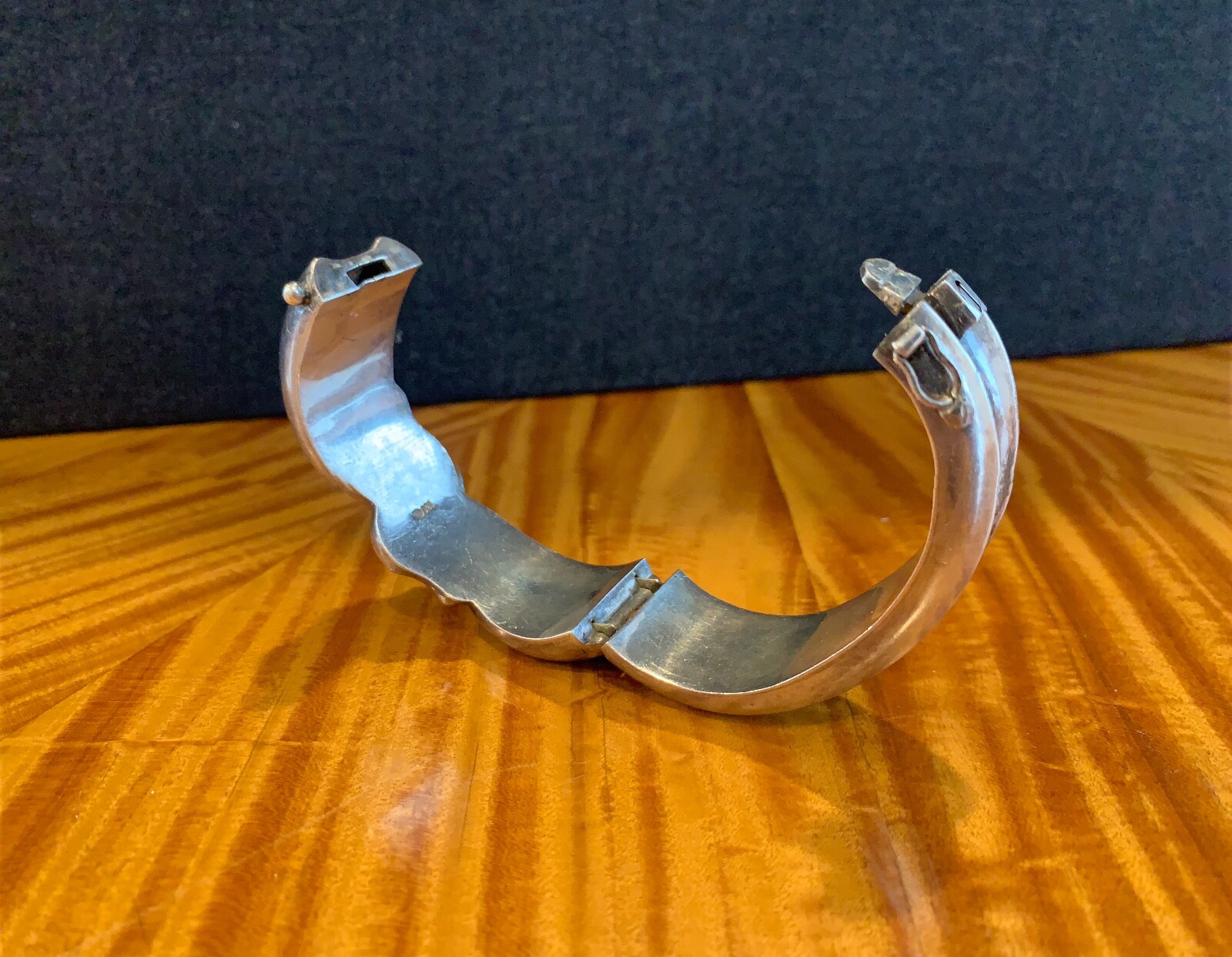 BEAUTIFUL CHUNKY STERLING SILVER SLIDE HINDGE LOCK BANGLE BRACELET W/ CLASP 69G.