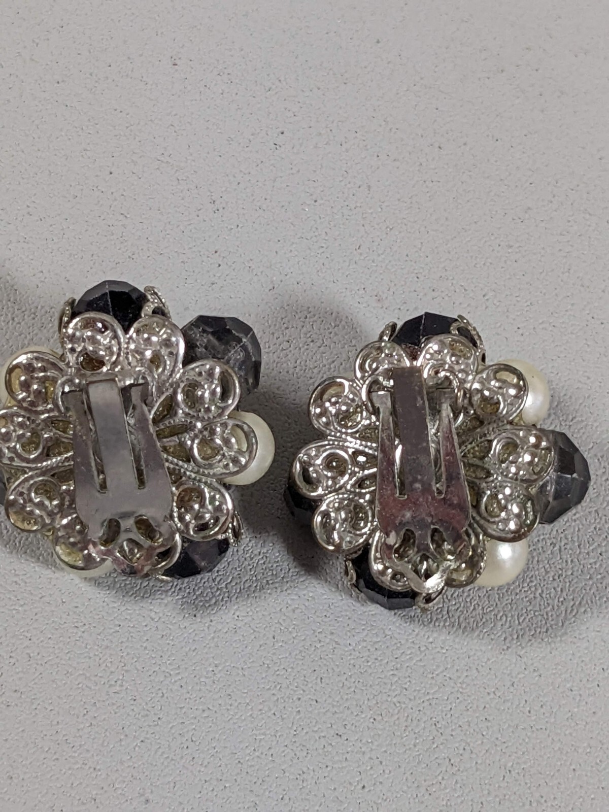 Vintage Silver Tone Gray Pearl Black Bead Cluster Round Clip On Earrings