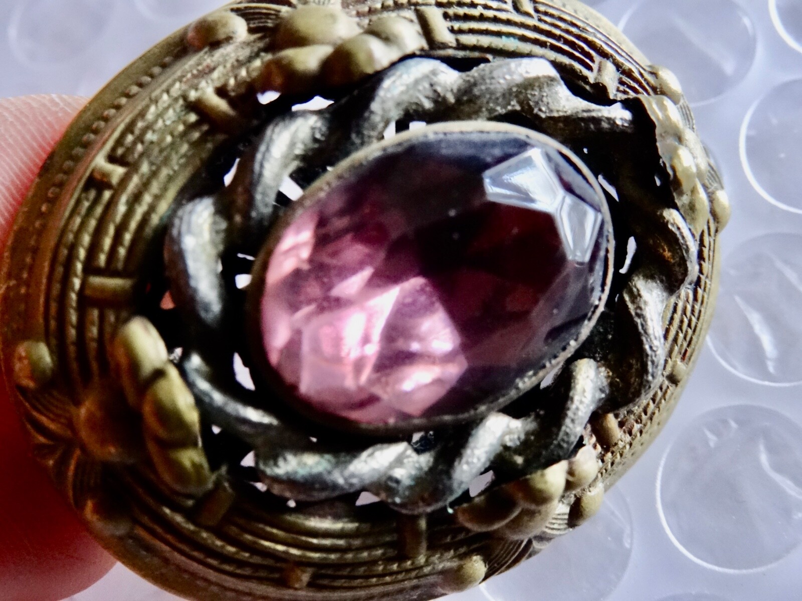 bROOCH ETRUSCAN REVIVAL PURPLE GLASS BRASS SILVER TONE VINTAGE JEWELRY neocurio