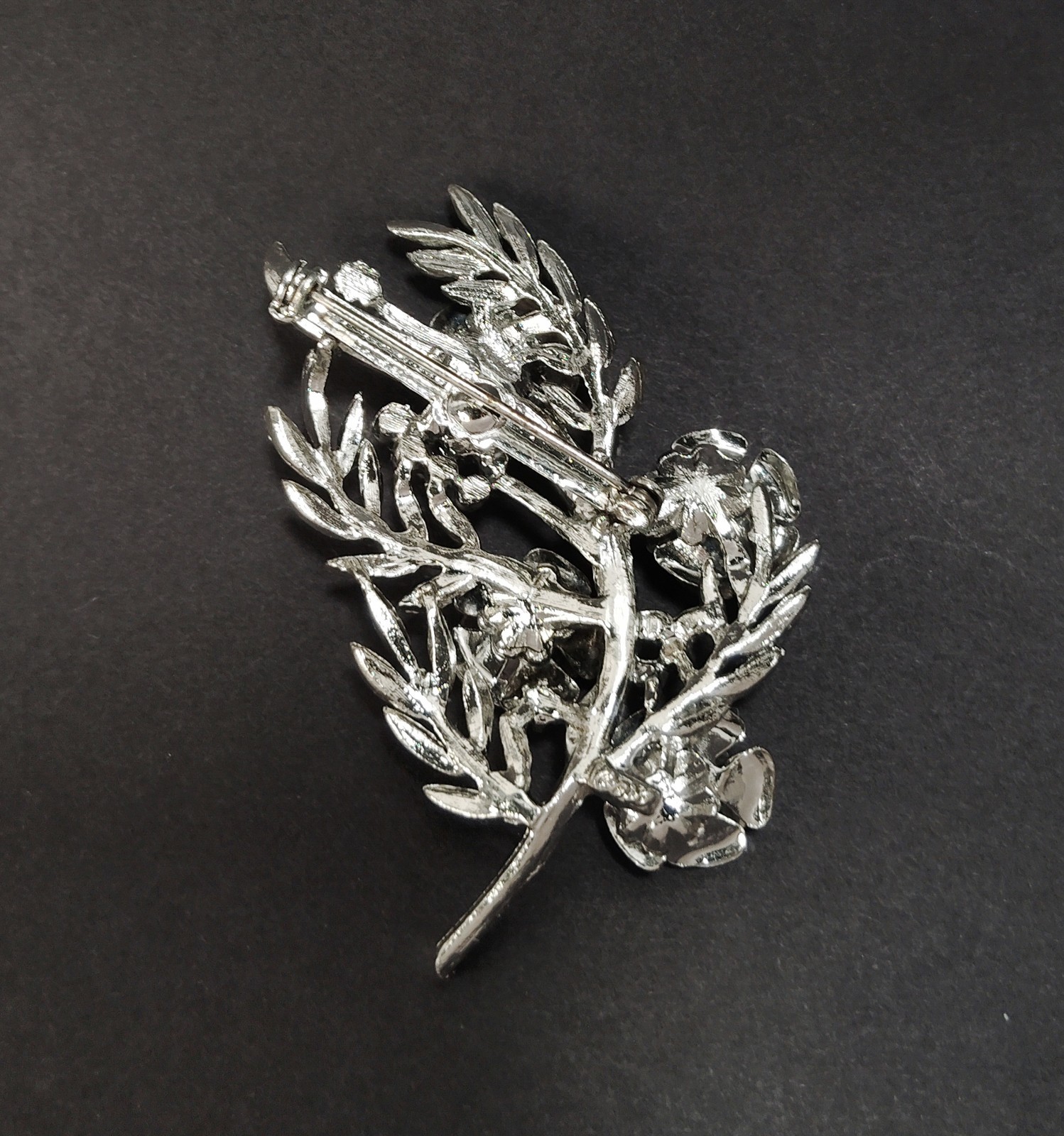 Beautiful Vintage Signed CORO Floral Bouquet of Roses Design Silver Tone Brooch