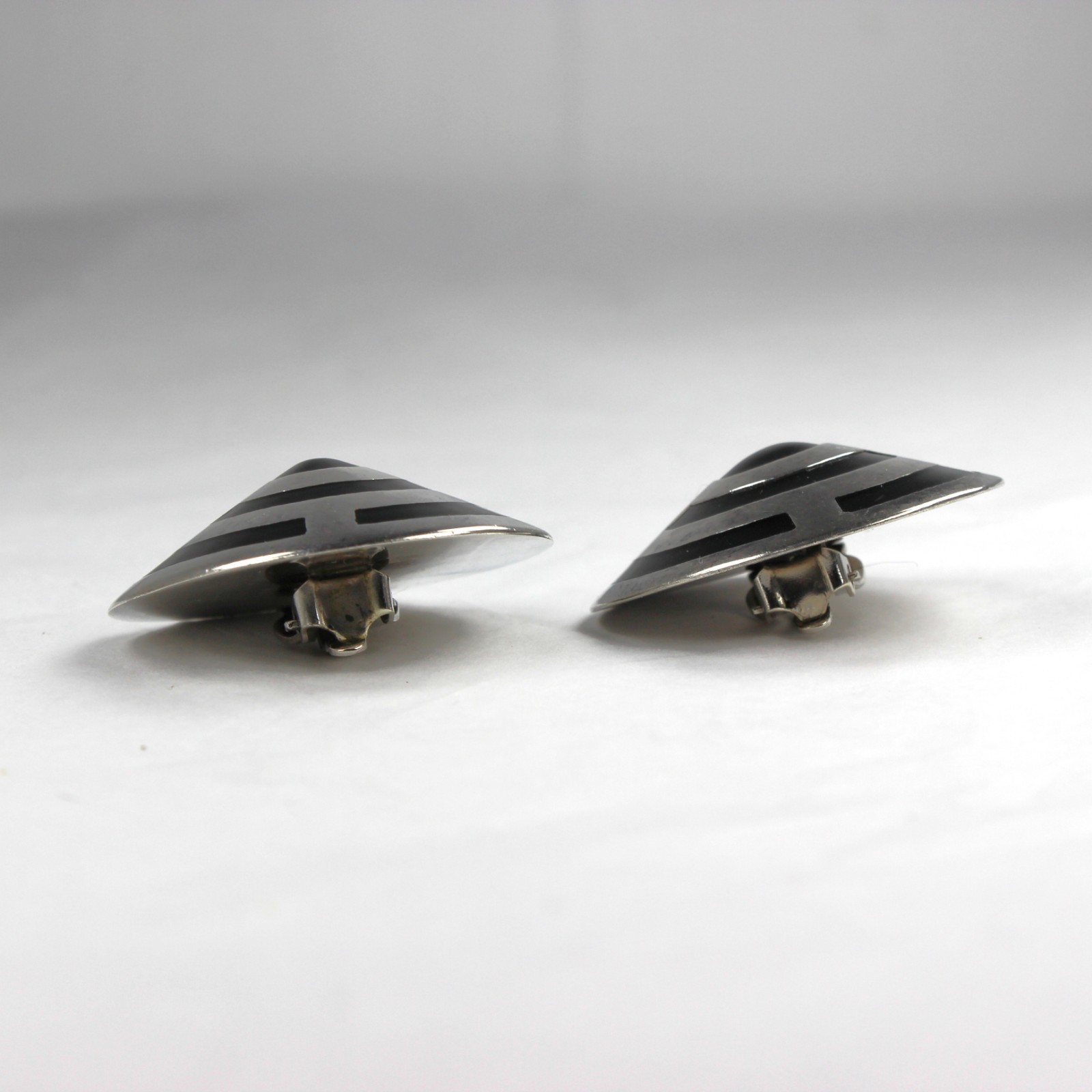 Vintage MCM Taxco Sterling Onyx Earrings Domed Cone Clip-on TC-243 1.5″ 21.4g