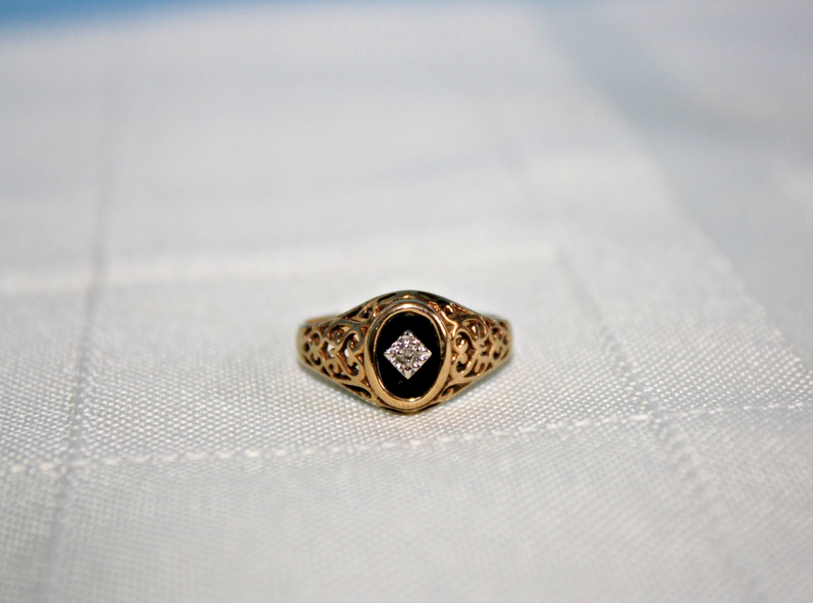 Vintage 10k Yellow Gold Filigree Black Onyx Diamond Accent Ring Sz 5.75
