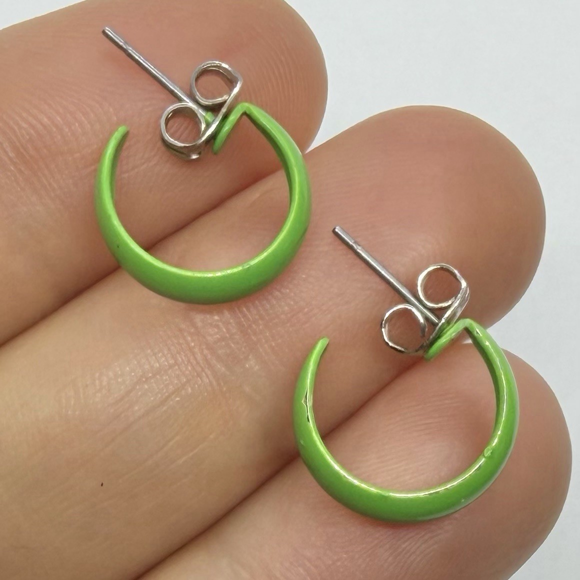 Vtg Retro Lime Green Enamel Petite Huggie Hoop Earrings Post