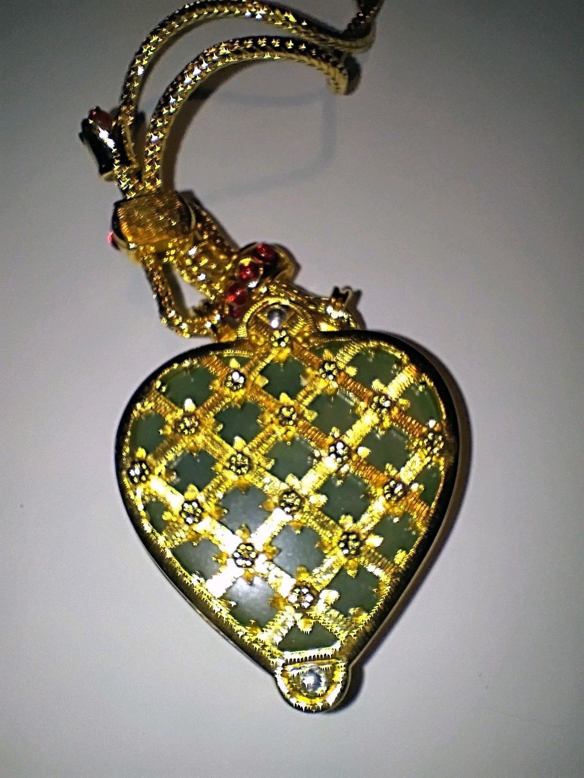 Elizabeth Taylor Shah Jahan Taj Mahal Heart Necklace Avon Margot Robbie