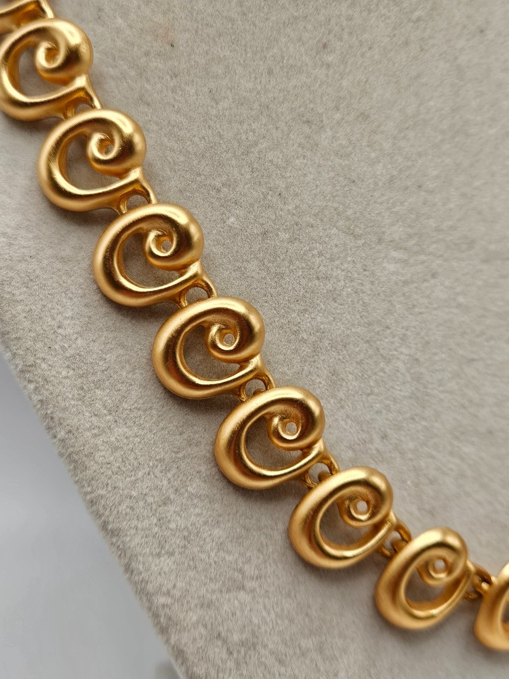 VINTAGE Anne Klein AK Matte Gold Tone Swirl Articulated Link Chain Necklace