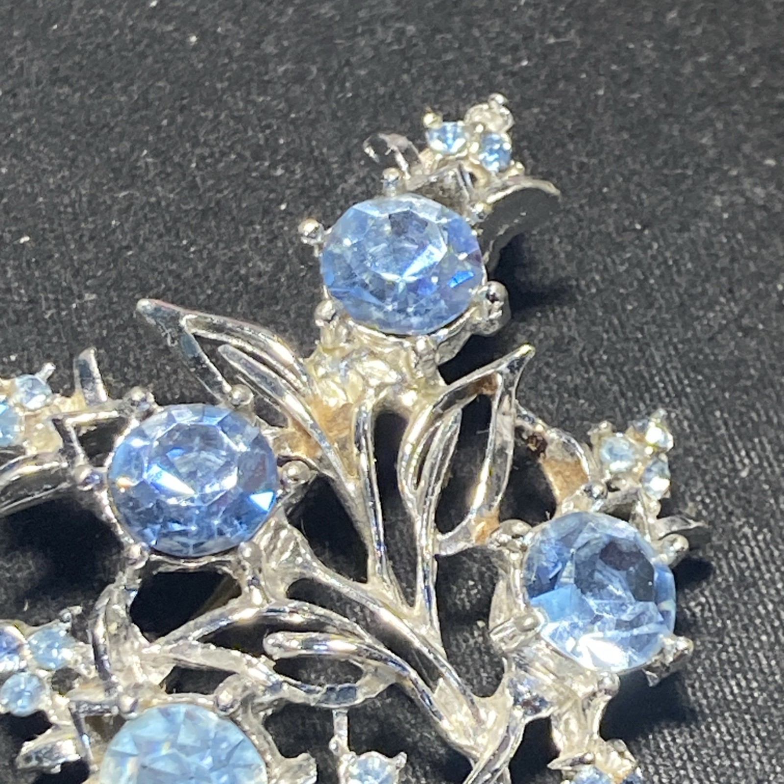 Brooch Pin Silver Tone Baby Blue Rhinestone Leafy Floral Flower Bouquet 2.25″ pr
