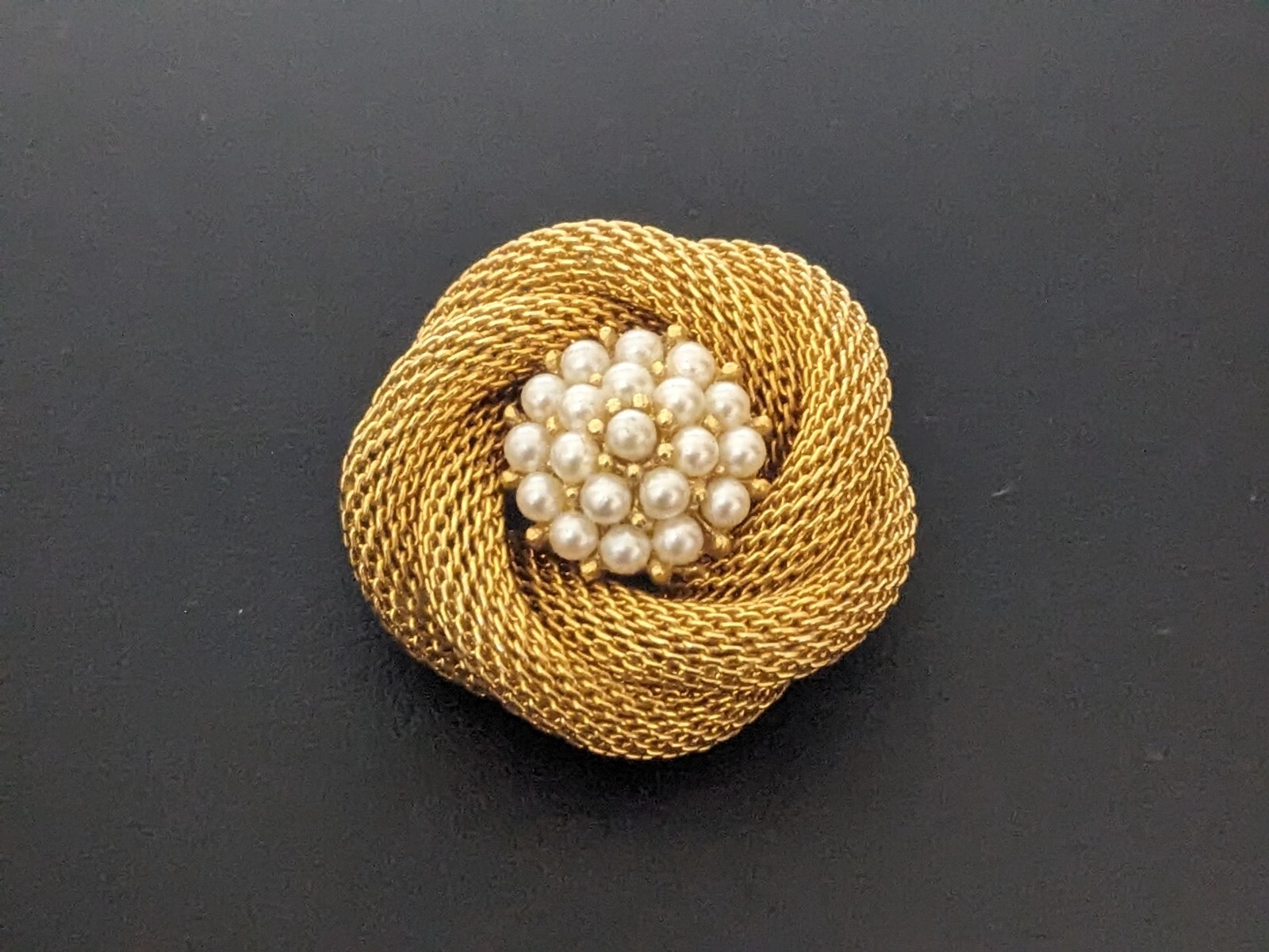 Vintage Gold Tone Mesh Brooch Pin Faux Pearls Round Wreath Bird Nest 1 1/4 in