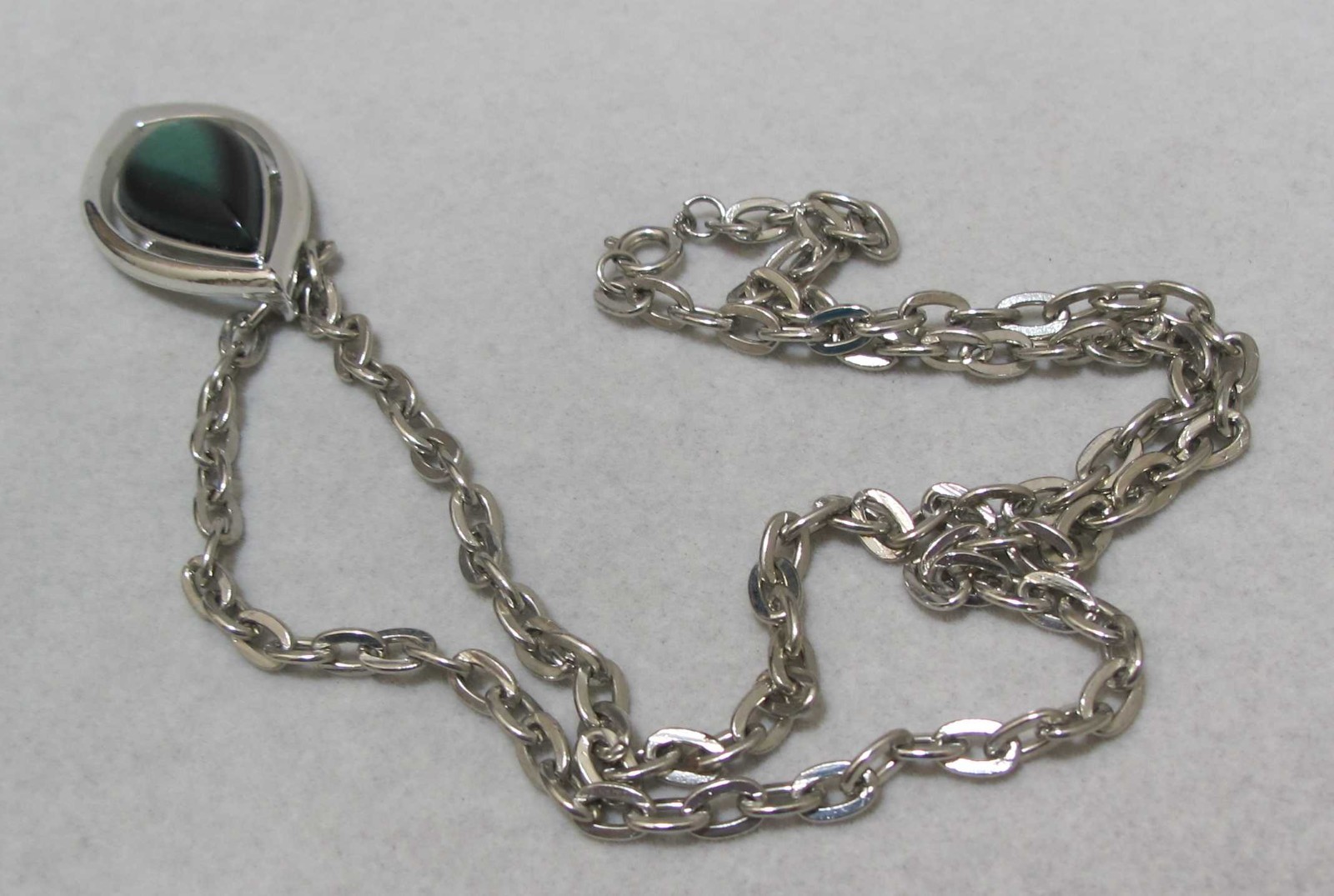 Vtg 1978 SARAH COV “Dew Drop” Green Acrylic Teardrop SilverTone Pendant Necklace