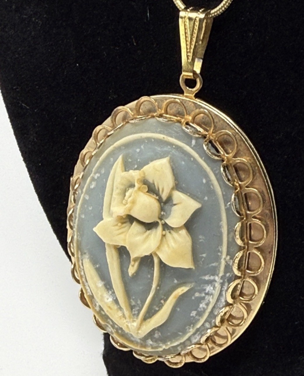 Vintage Blue/White Floral Cameo Gold Tone Locket Necklace