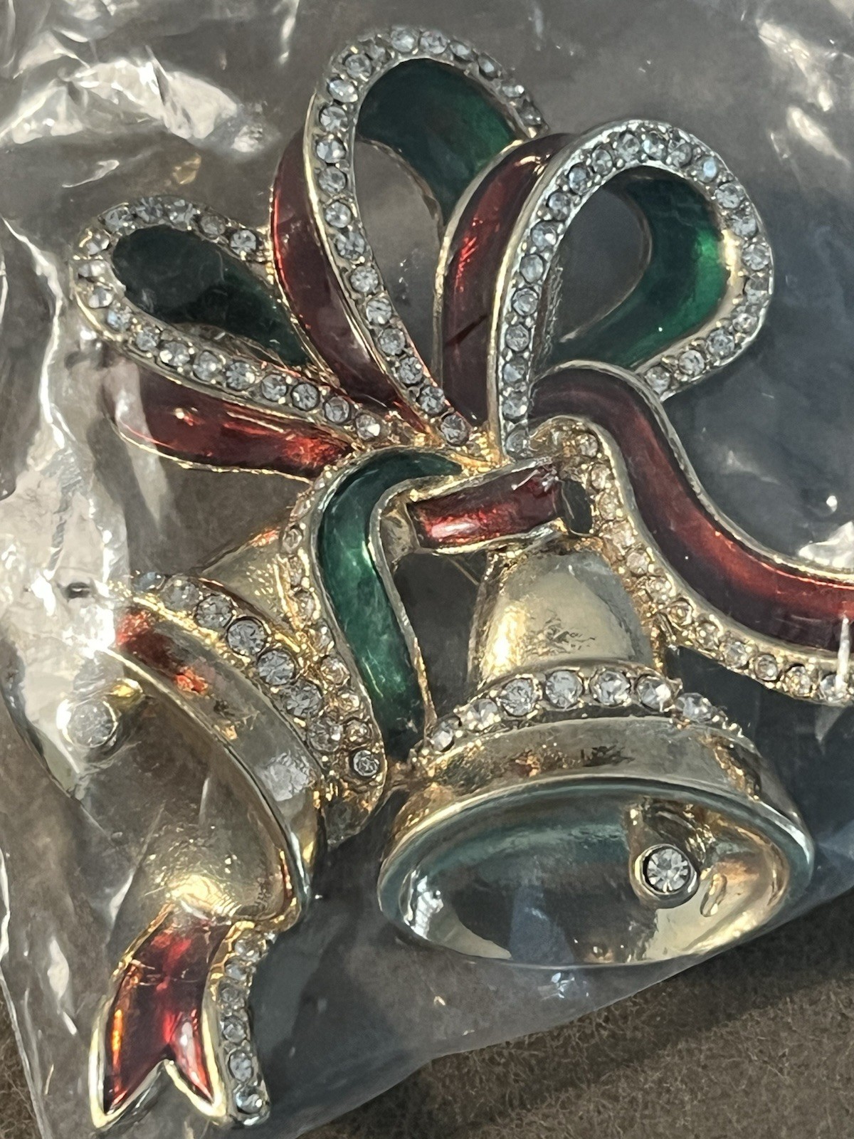 AVON 2005 HOLIDAY BELLS COLLECTION BROOCH IN SEALED PACKAGE NOS CHRISTMAS PIN
