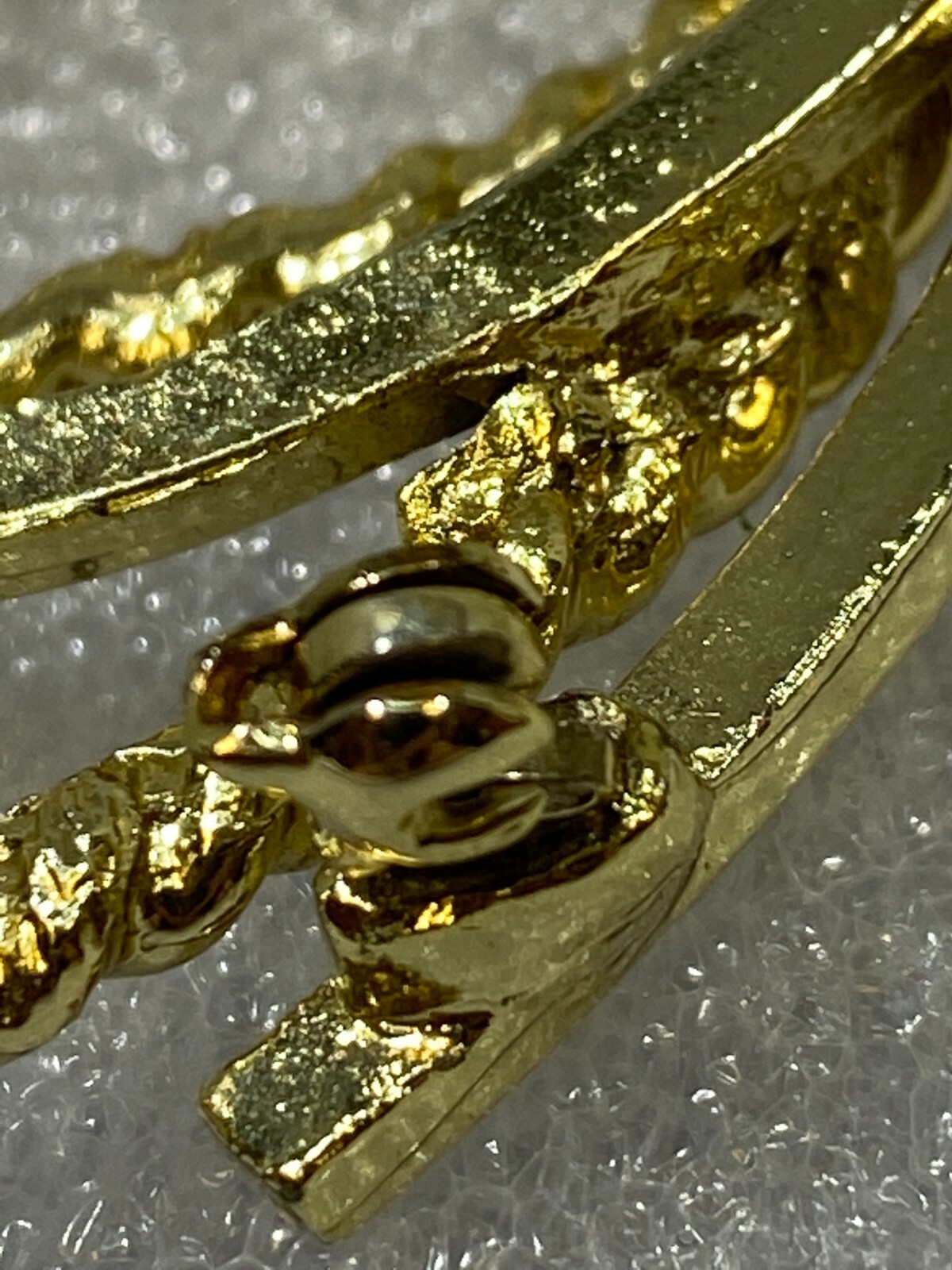 Vtg Clear Glass Rhinestone Gold Tone Loopy Rope Texture & Smooth Curl Brooch Pin
