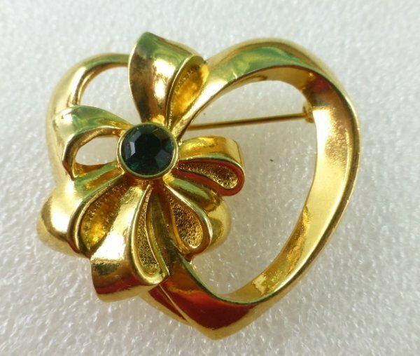 AVON Birthstone Heart Pin Brooch Bow Emerald Green Stone MAY