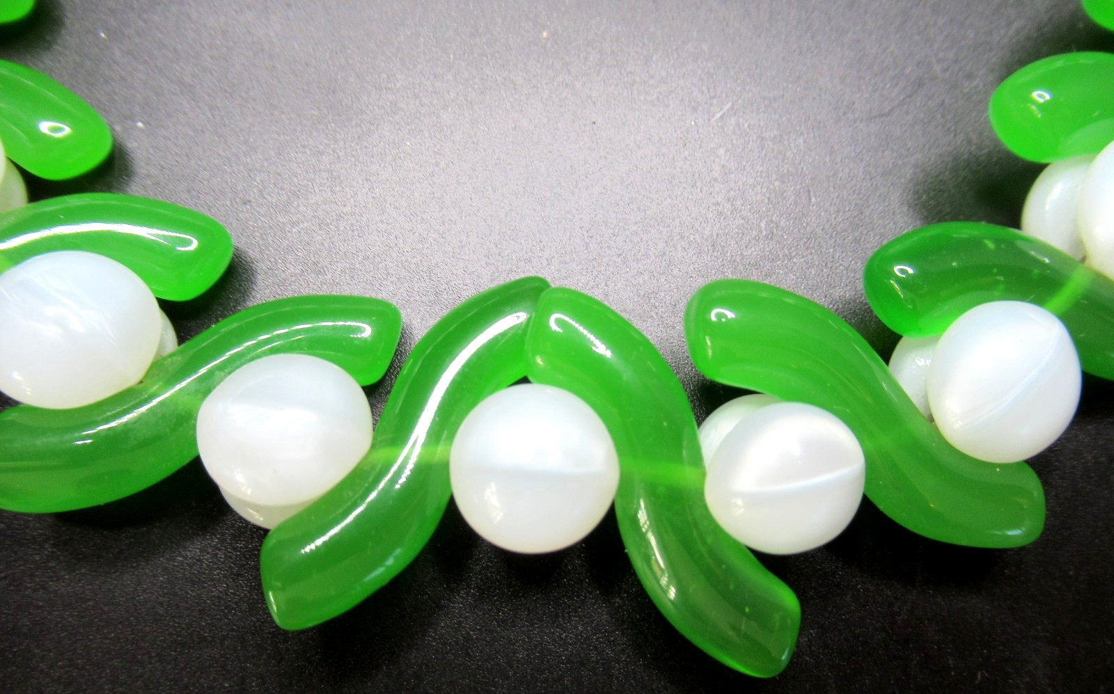 Amazing Green S Glass & White Mushroom Glass Bead Vintage Necklace