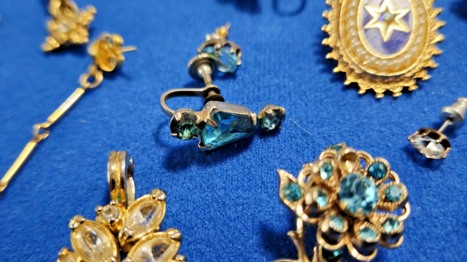Vintage 37 Gem Stone Earrings / Dimond Like / Quartz Like Jewels – JEWELRY LOT