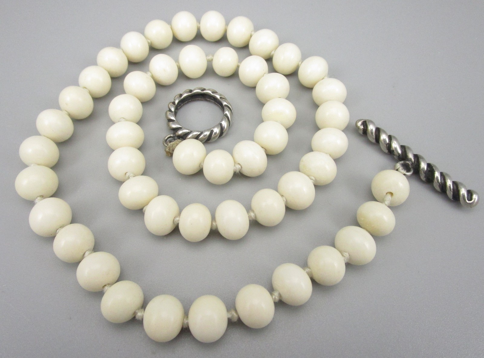 EARLY DIAN MALOUF STERLING SILVER 9.5MM CREAM BEAD NECKLACE