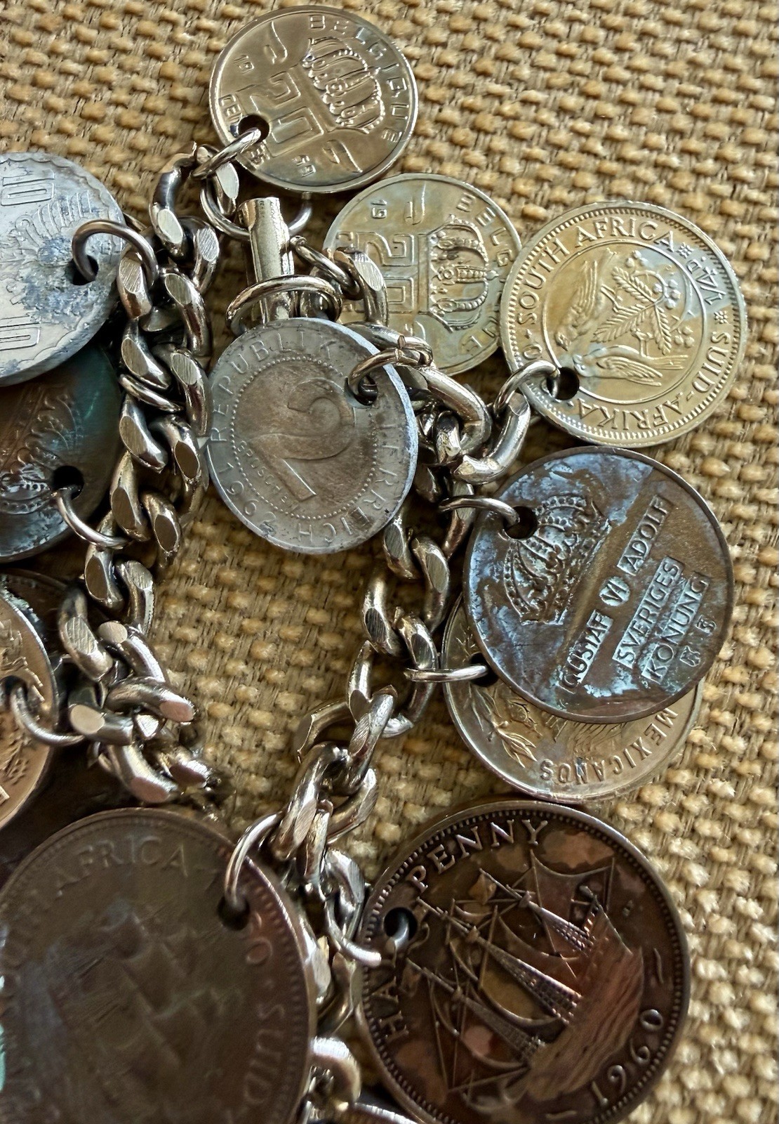 1 Vintage Foreign Coin Charm Bracelet With 15 Vintage Coins
