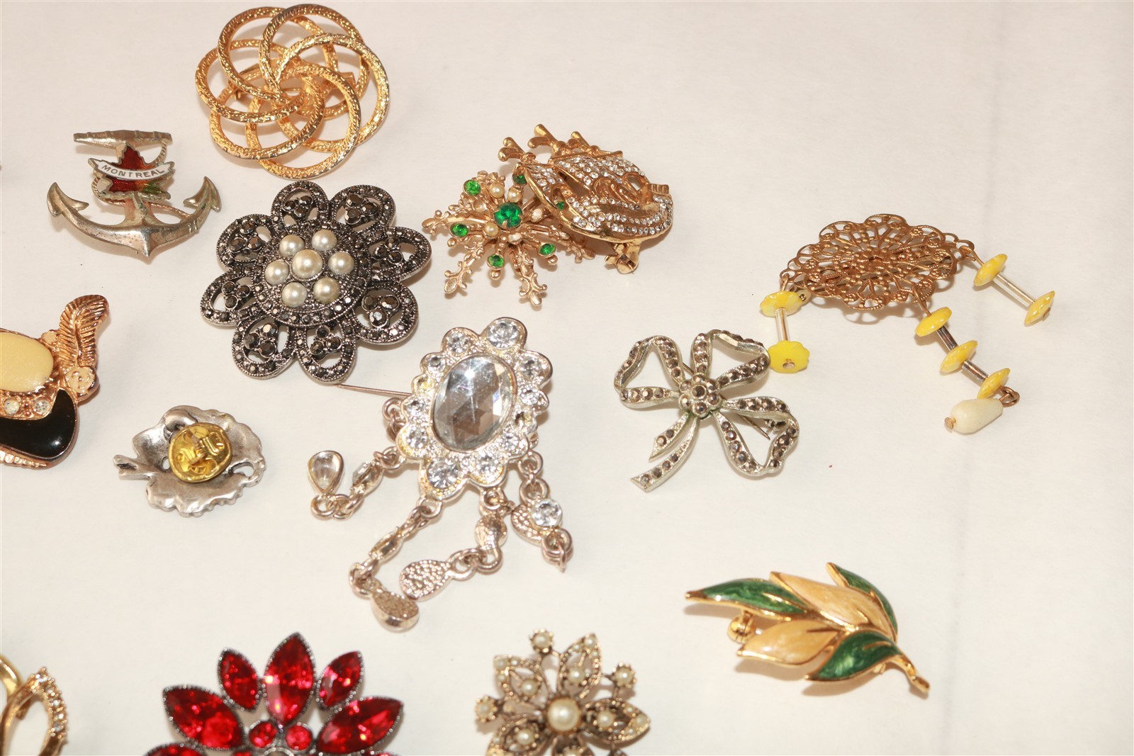 LOT OF 20 DIFFERENT VINTAGE TO MODERN BROOCHES PINS – Lot #9