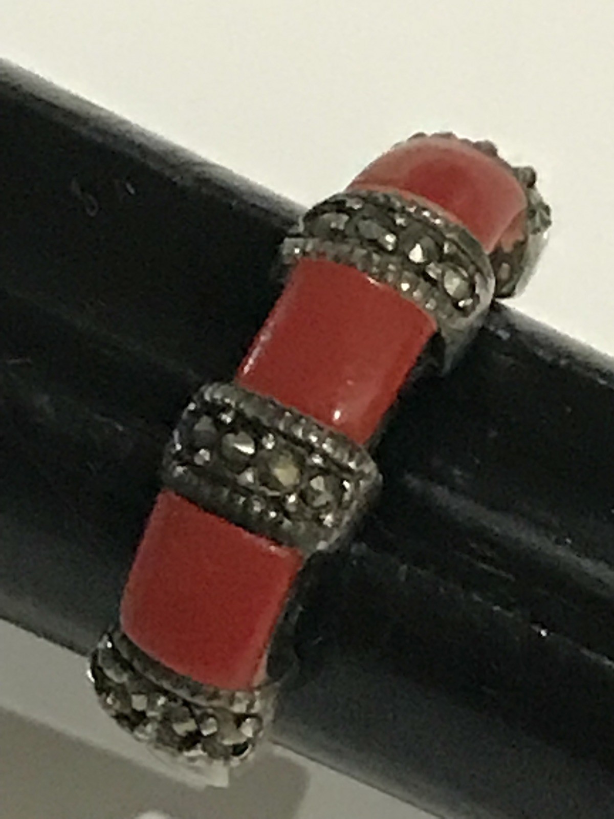 Beautiful VINTAGE 925 STERLING SILVER CORAL & MARCASITE Ring SIZE 6.75. 10/18