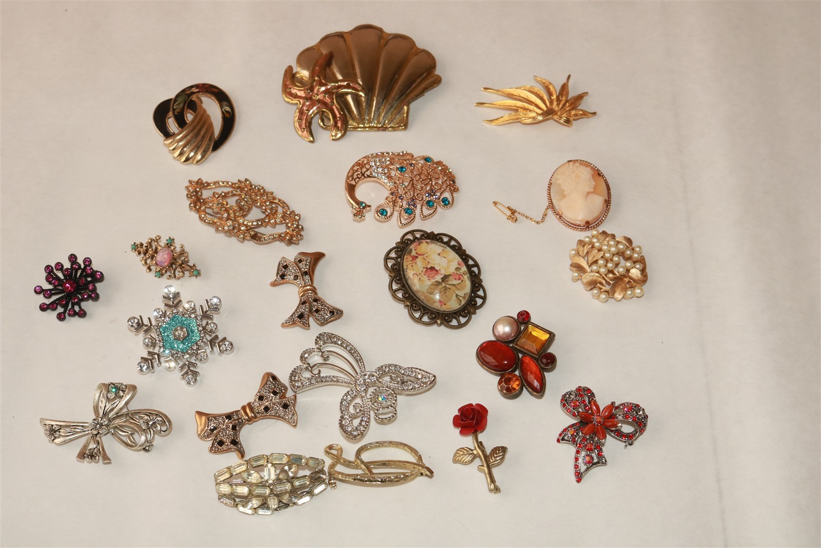 LOT OF 20 DIFFERENT VINTAGE TO MODERN BROOCHES PINS – Lot #8