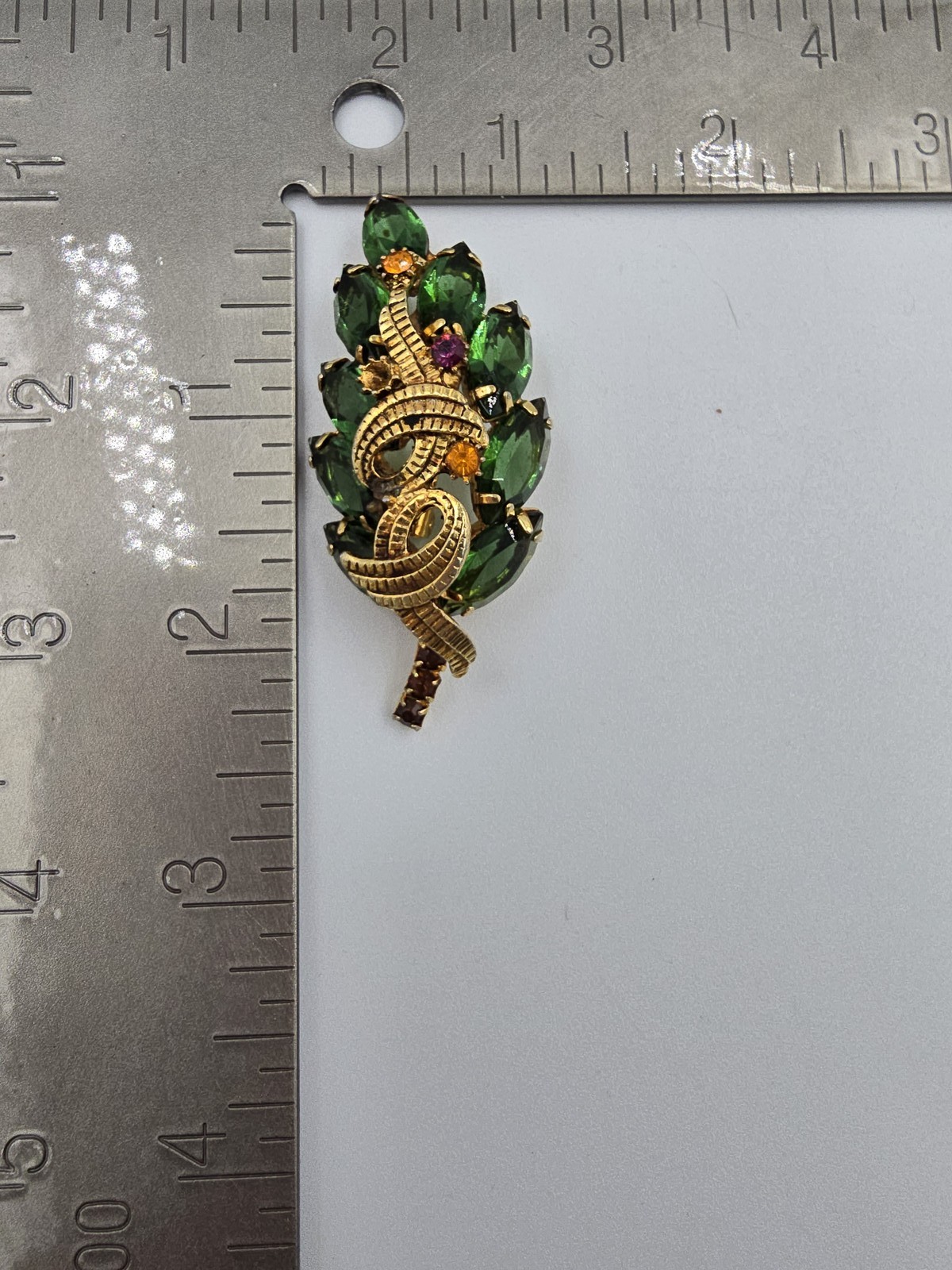 Vintage Rhinestone Brooch Gold Tone Green Pin Leaf Ribbon Unsigned Beauty D&E?