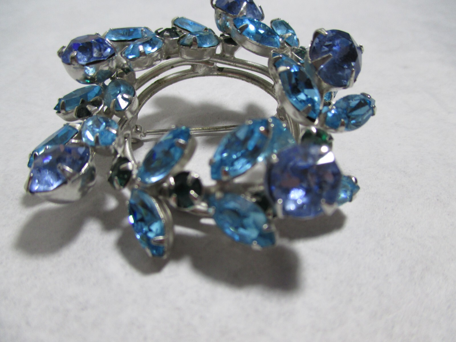 Vintage Weiss Light Blue & Teal Blue Rhinestone Round Brooch